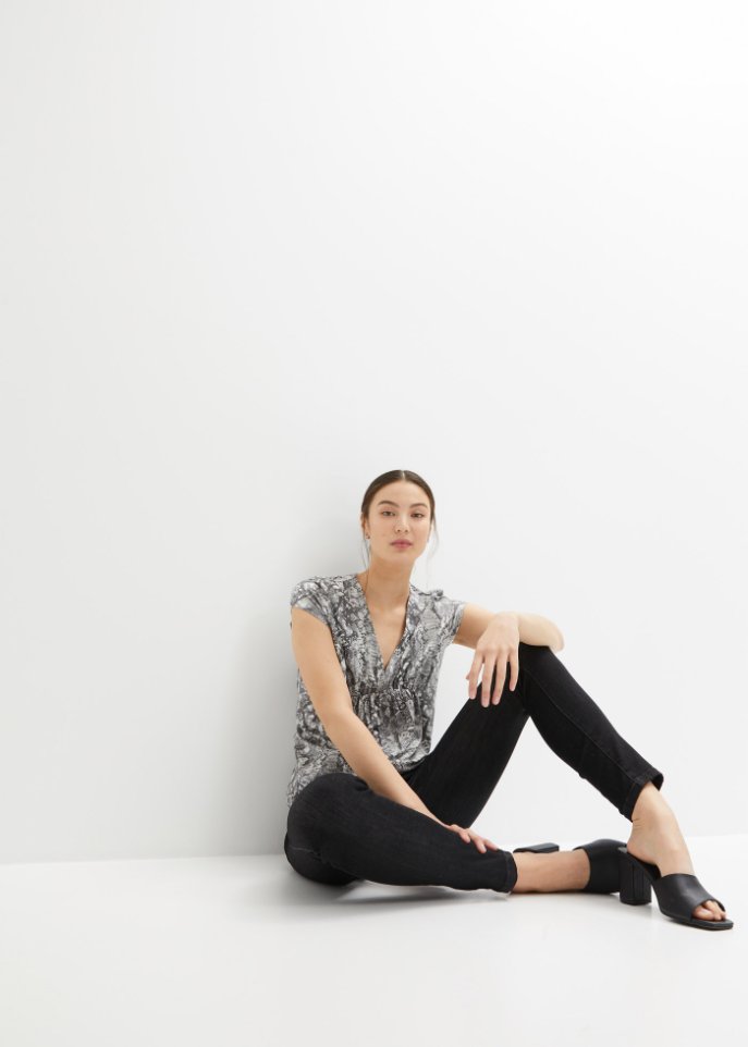 Shirt mit tiefem V-Ausschnitt mit nachhaltigem Material