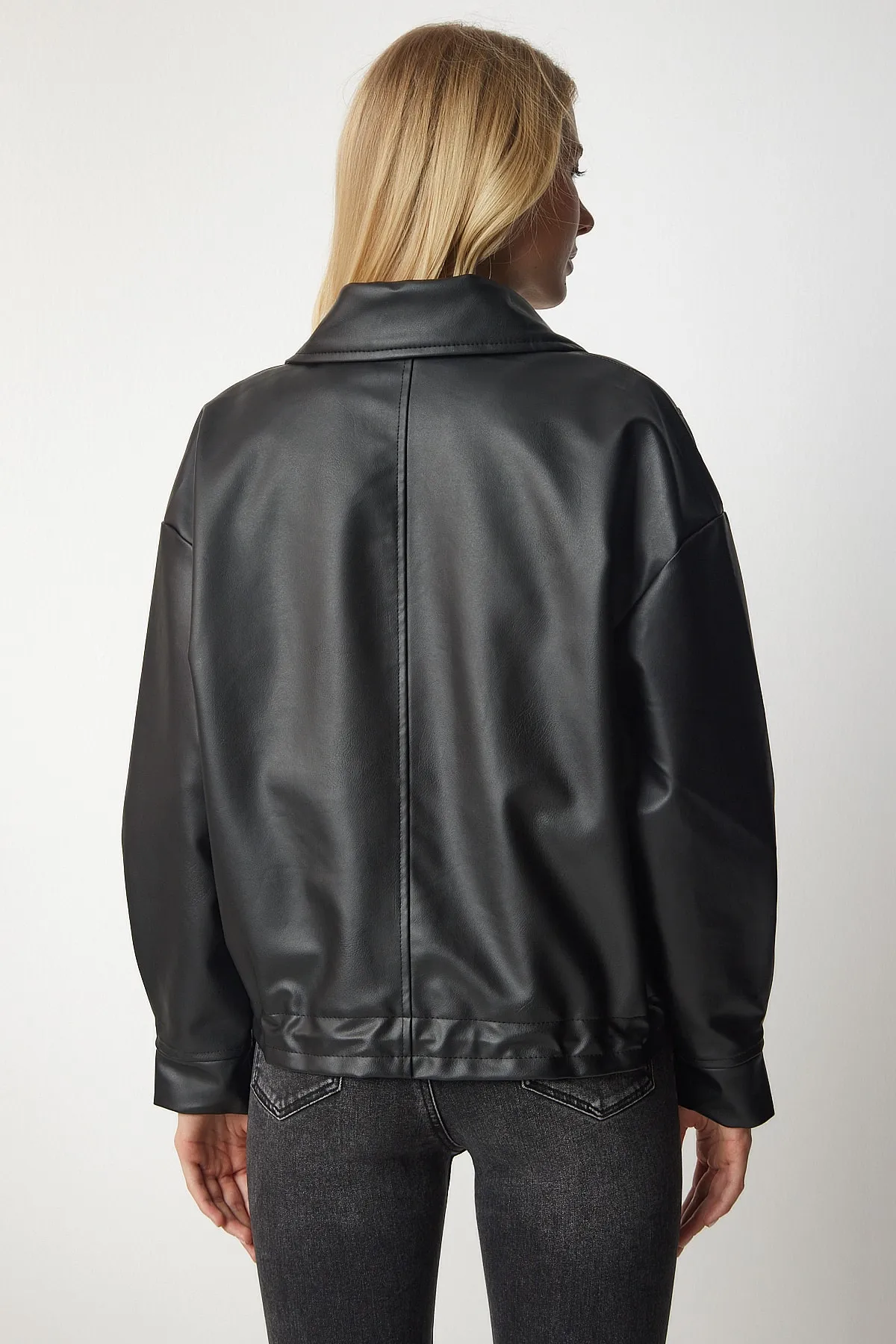 Happiness İstanbul  Schwarze Oversize-Kunstlederjacke für Damen RV00136