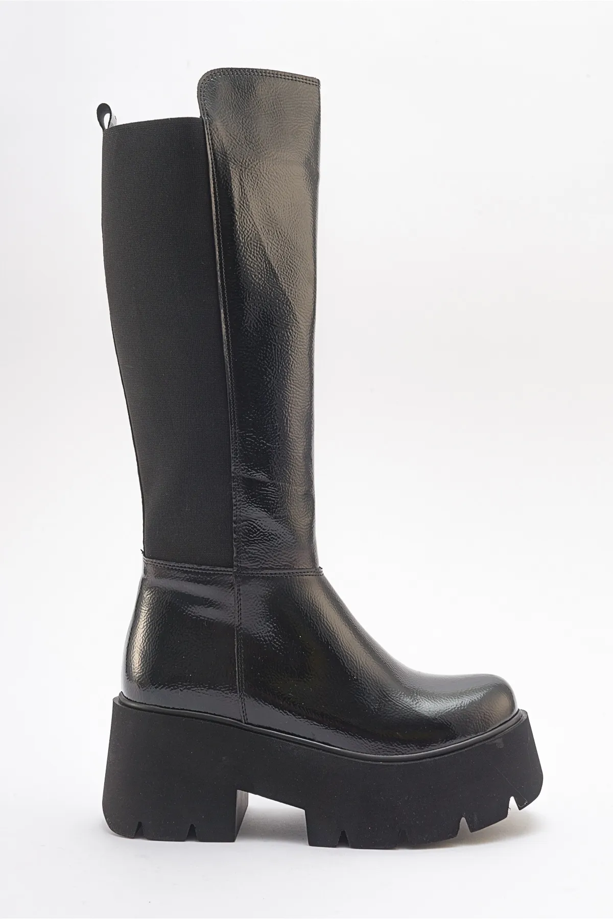 LuviShoes  SOLO Damenstiefel aus schwarzem Lackleder in Knitteroptik