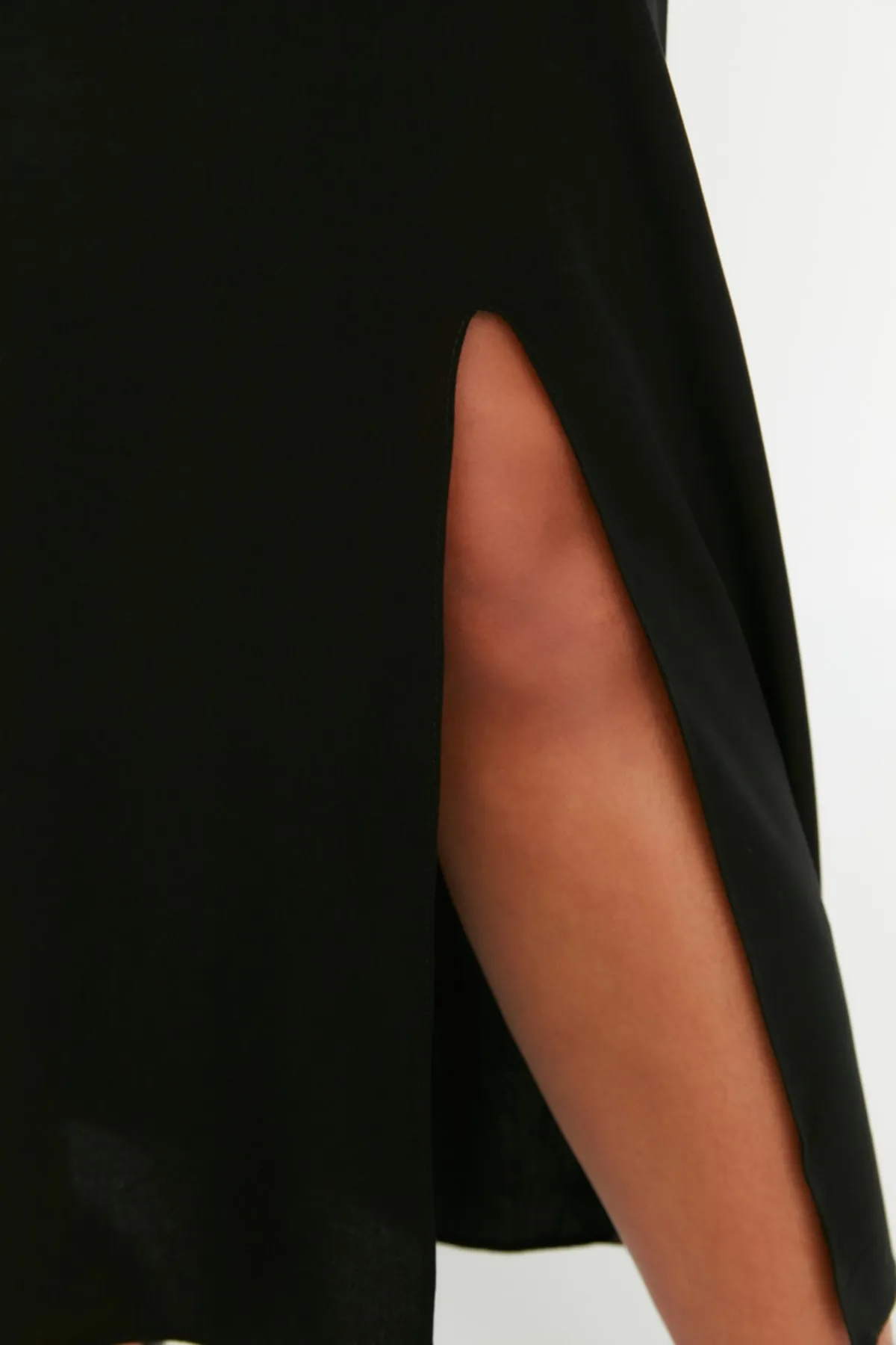 Trendyol Curve  Schwarzes gewebtes Schlitzkleid TBSSS22EL1094