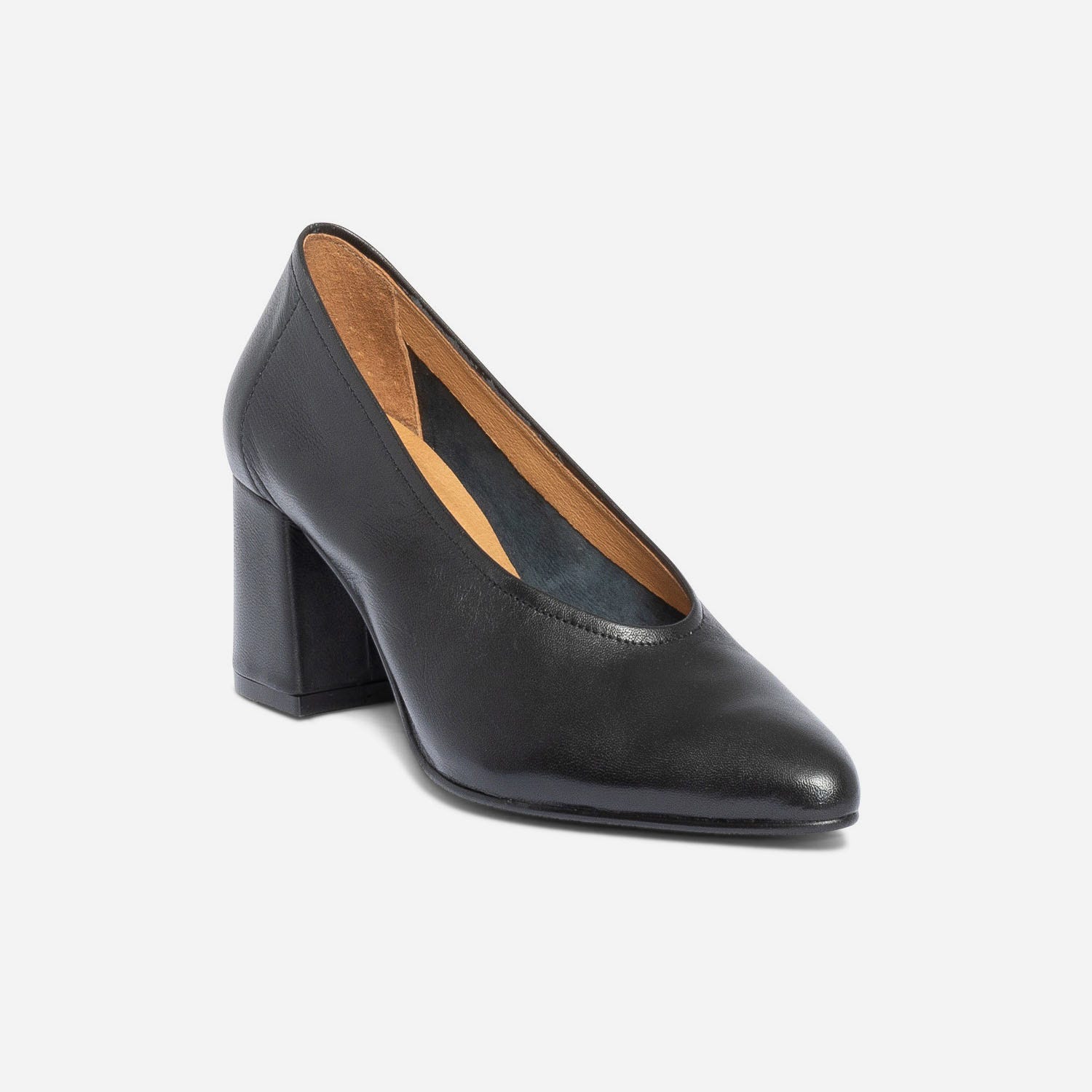 Escarpin noir en cuir à décolleté couvrant