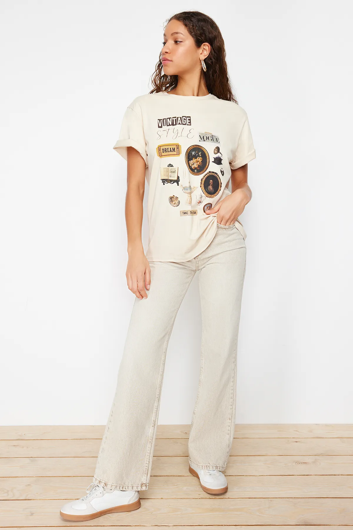 Trendyol Collection  Hochwertiges Stone-Strick-T-Shirt aus 100 % Baumwolle mit Print in Übergröße/weiter Passform und Rundhalsausschnitt TWOSS23TS00282