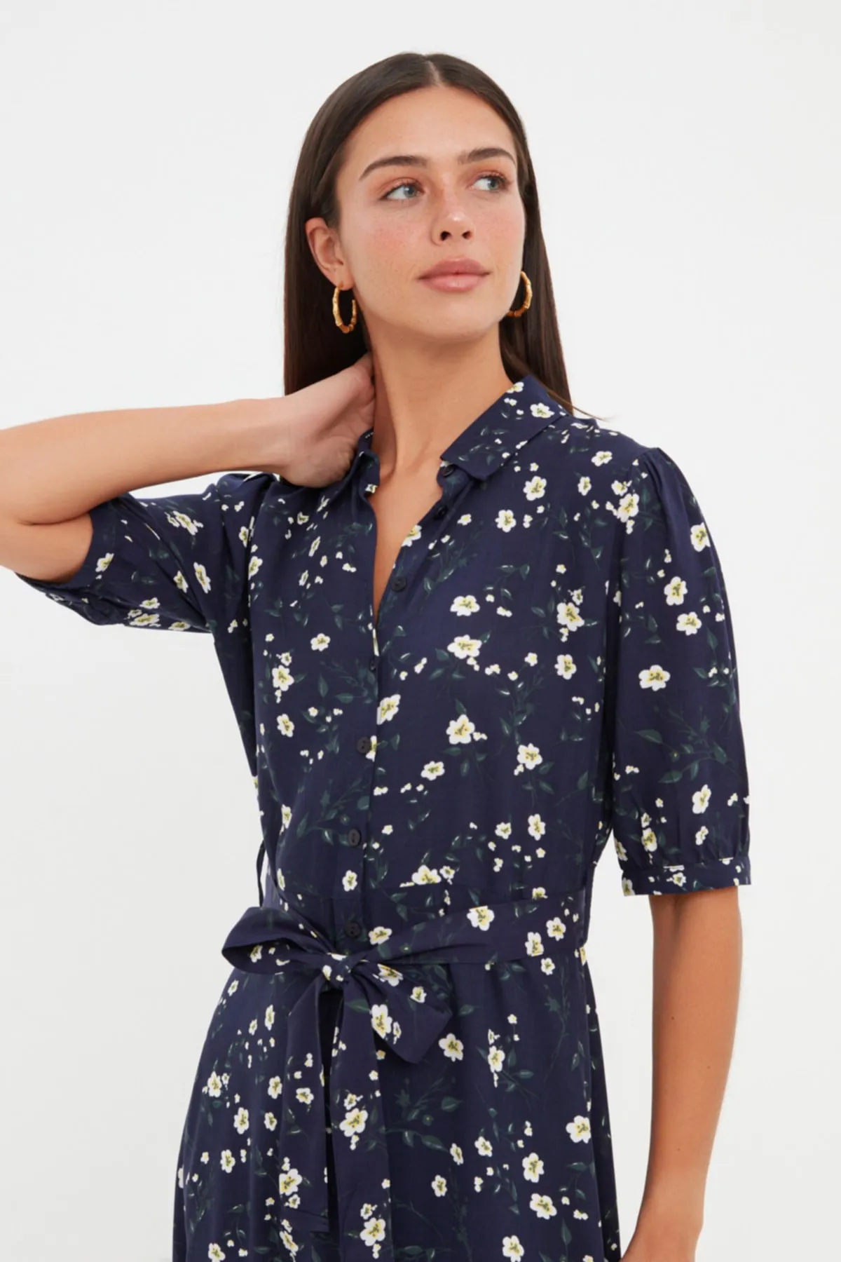 Trendyol Collection  Marineblaues, gewebtes Midi-Hemdkleid aus Viskose mit Blumendruck und Gürtel TWOSS20EL1559