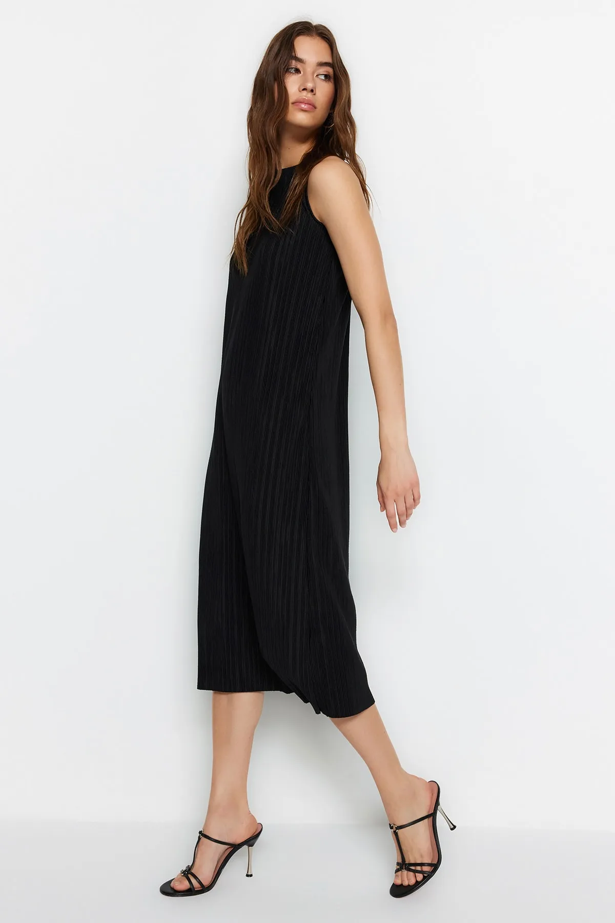Trendyol Collection  Schwarzes Etuikleid/einfarbiges, ärmelloses Midi-Strickkleid mit Falten TWOSS23EL00752