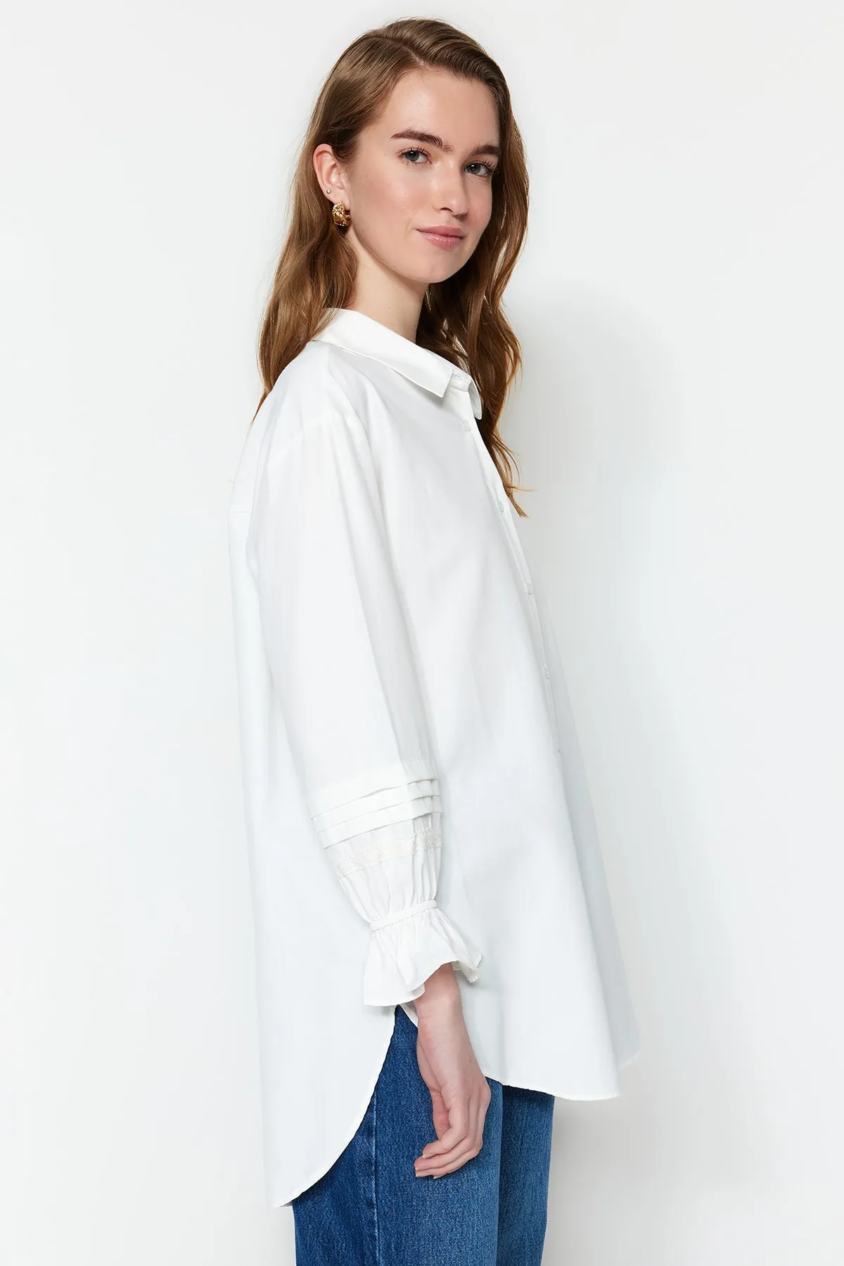 Trendyol Modest  Ecrufarbenes, besticktes Hemd aus gewebter Baumwolle TCTSS23TG00033