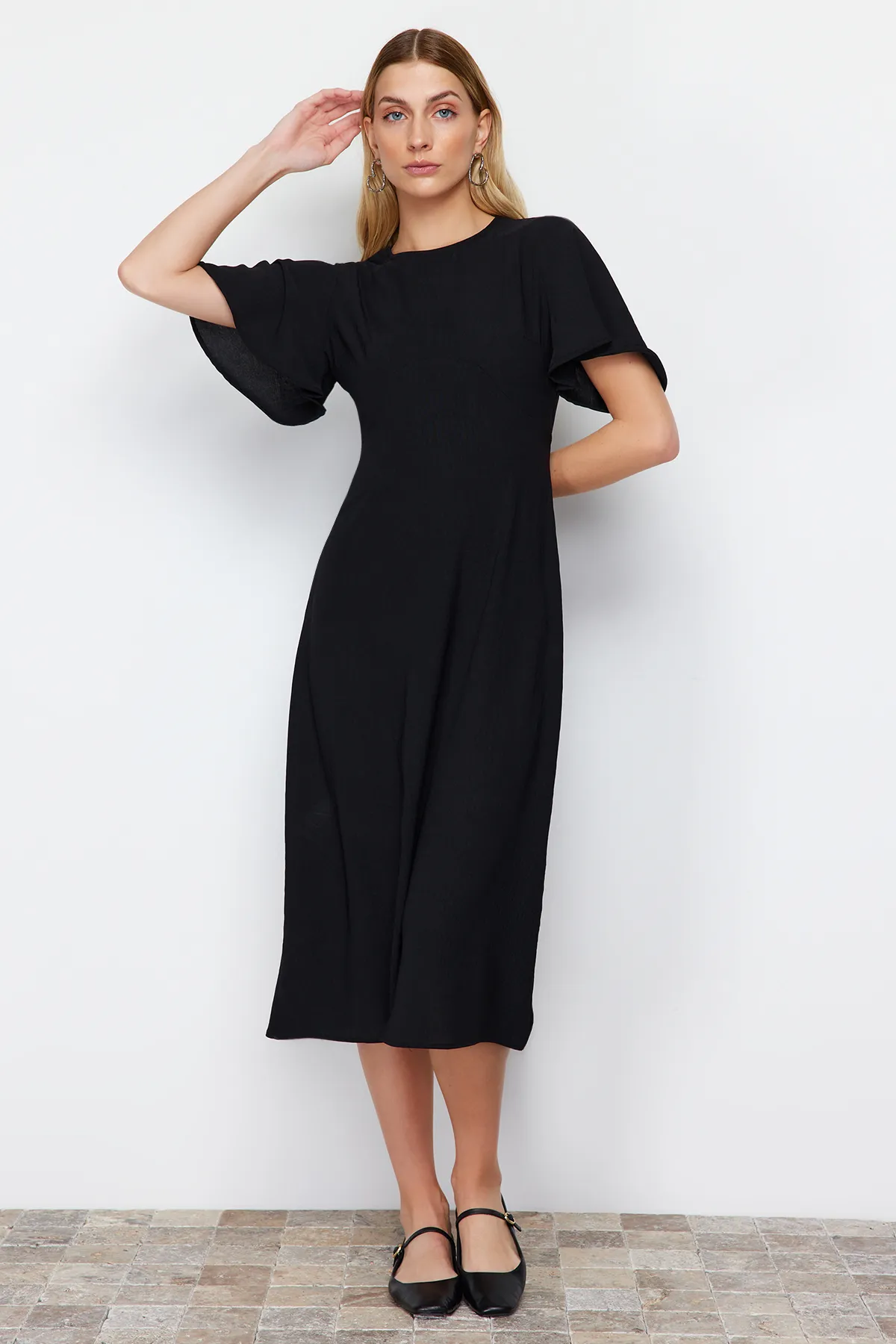 Trendyol Collection  Schwarzes A-Linien-Midikleid aus Webstoff mit Rundhalsausschnitt auf der Rückseite und Knopfdetail TWOSS24EL00738