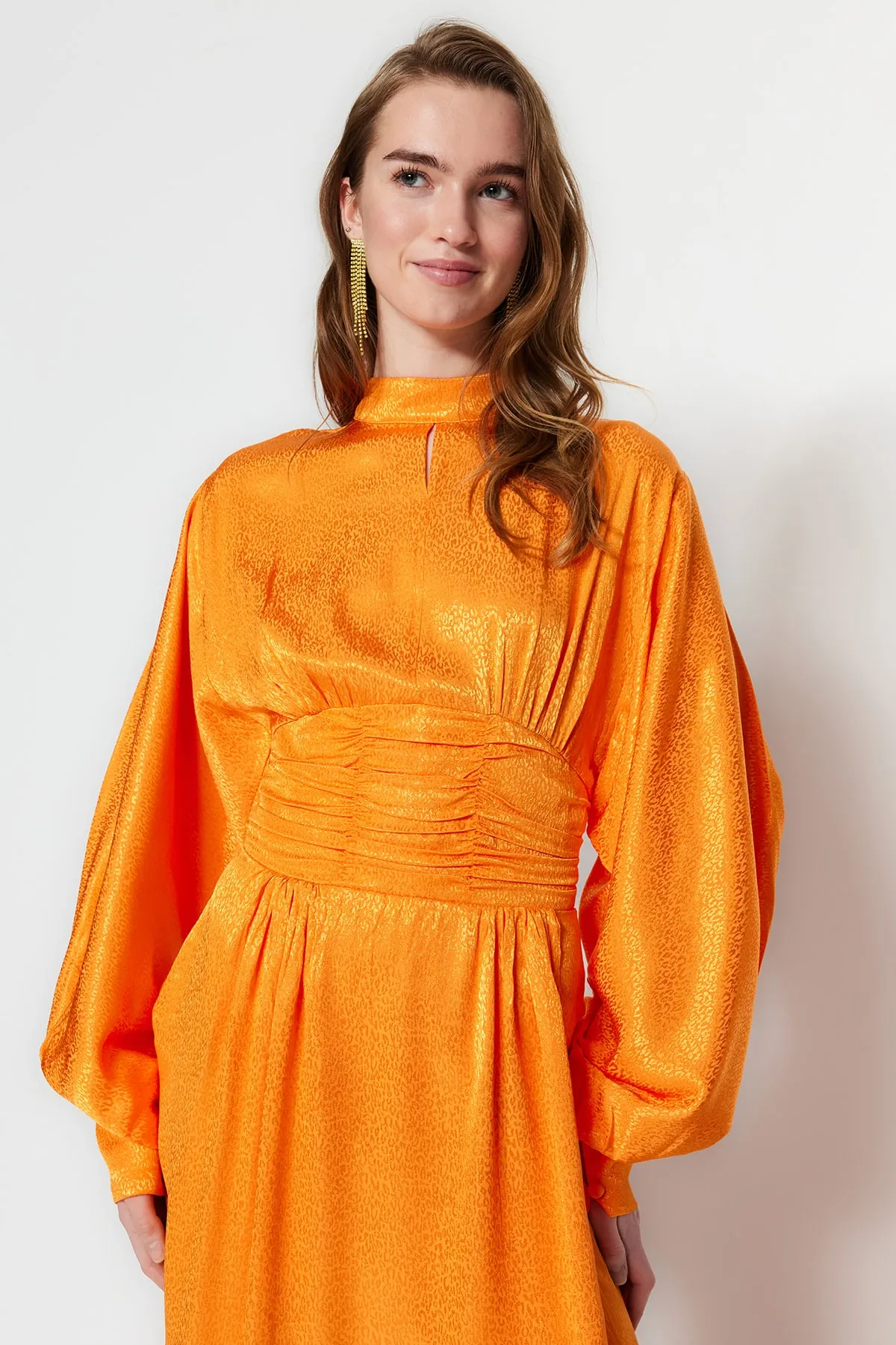Trendyol Modest  Orangefarbenes Abendkleid mit Ballonärmeln und drapierter Taille, selbstgemustert TCTSS23DB00017
