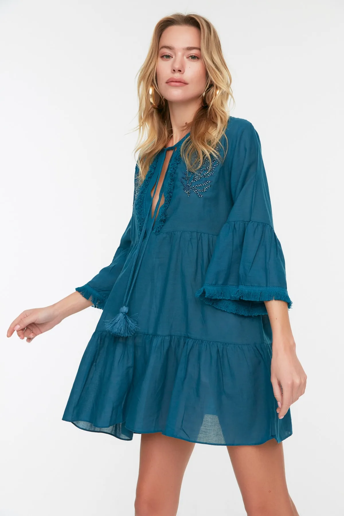 Trendyol Collection  Dunkelblaues, mit Perlen besticktes Voile-Strandkleid TBESS21EL1351