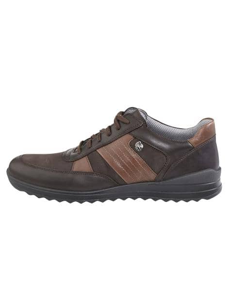 Schnürschuh mit modischen Ziernähten.