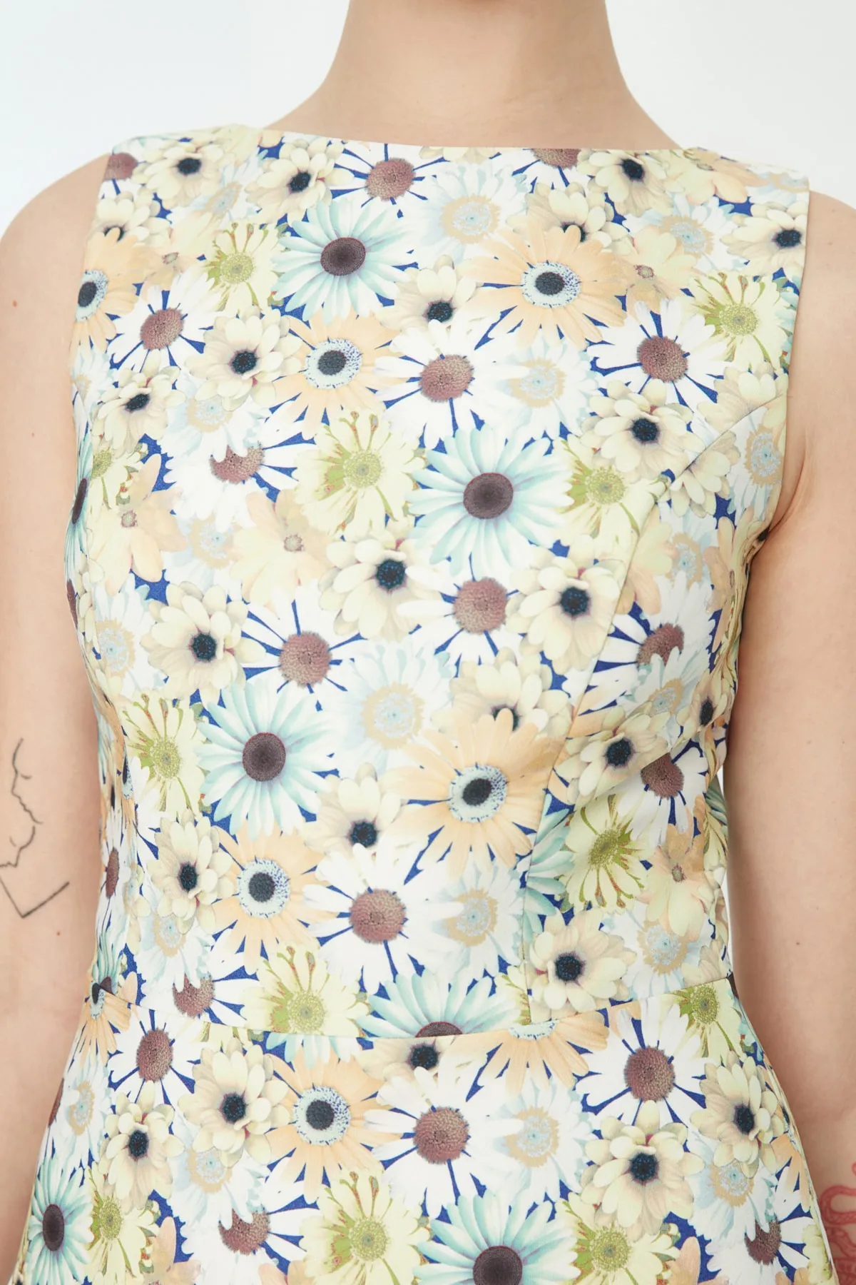 Trendyol Collection  Gewebtes Kleid mit Blumenmuster in Ecru TWOSS19WR0042
