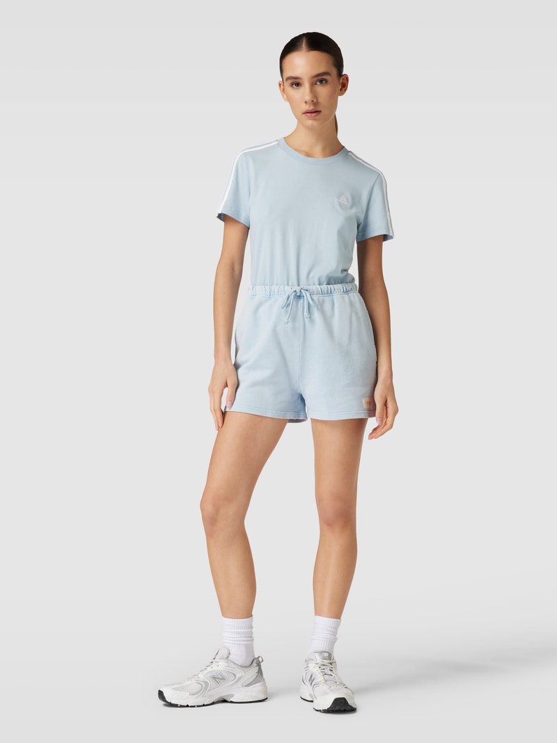 T-Shirt mit labeltypischen Kontraststreifen in hellblau