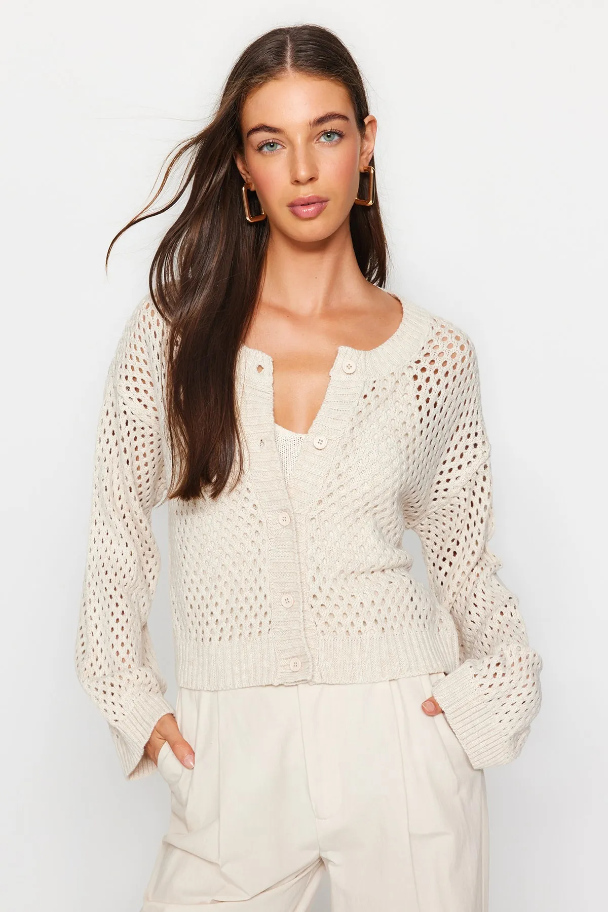 Trendyol Collection  Steinfarbene, durchbrochene/durchbrochene Strickjacke mit Rundhalsausschnitt TWOAW24HI00234