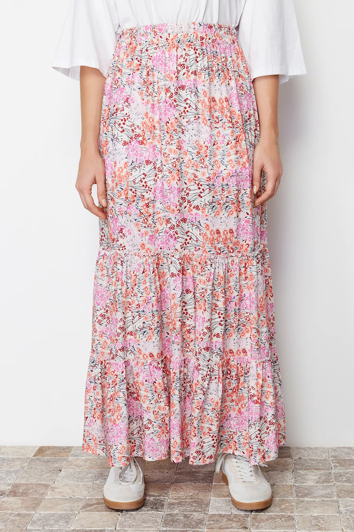 Trendyol Modest  Mehrfarbiger gewebter Rock mit Blumenmuster TCTSS22EE00000