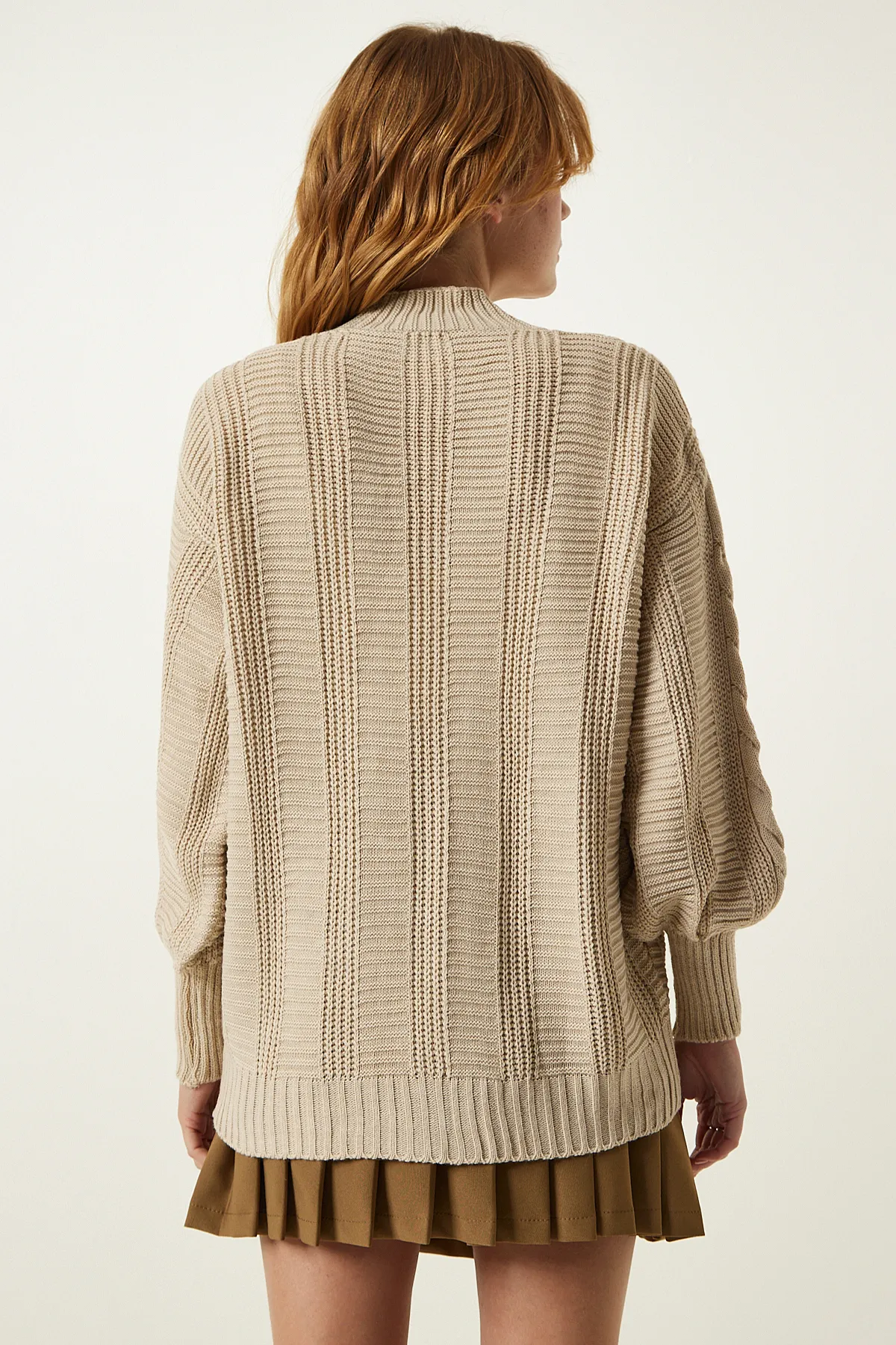 Happiness İstanbul  Cremefarbene, geflochtene Strickjacke mit Ballonärmeln für Damen ZA00039