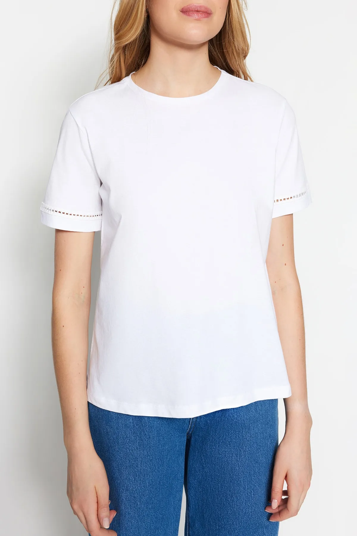 Trendyol Collection  Weißes Basic-Strick-T-Shirt aus 100 % Baumwolle mit Rundhalsausschnitt und Stickerei-Detail TWOSS23TS00012