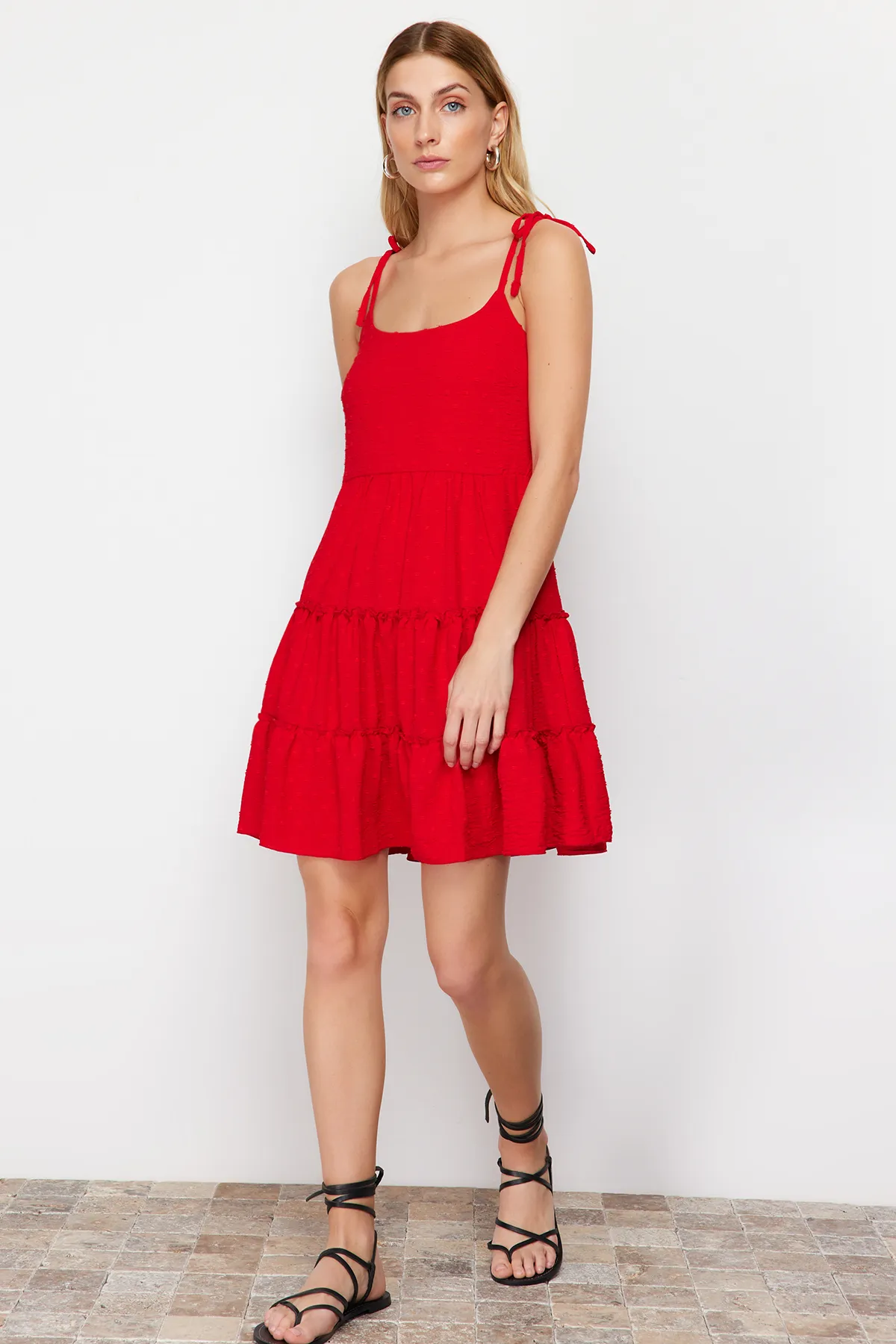 Trendyol Collection  Mini-Webkleid mit rotem Rock und Volantstoff TWOSS24EL00718