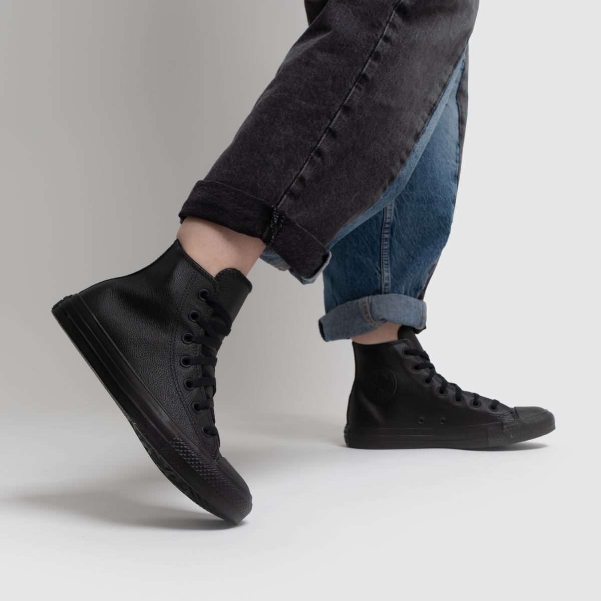 Converse – All Star – Svarta, höga sneakers i läder med monogrammönster