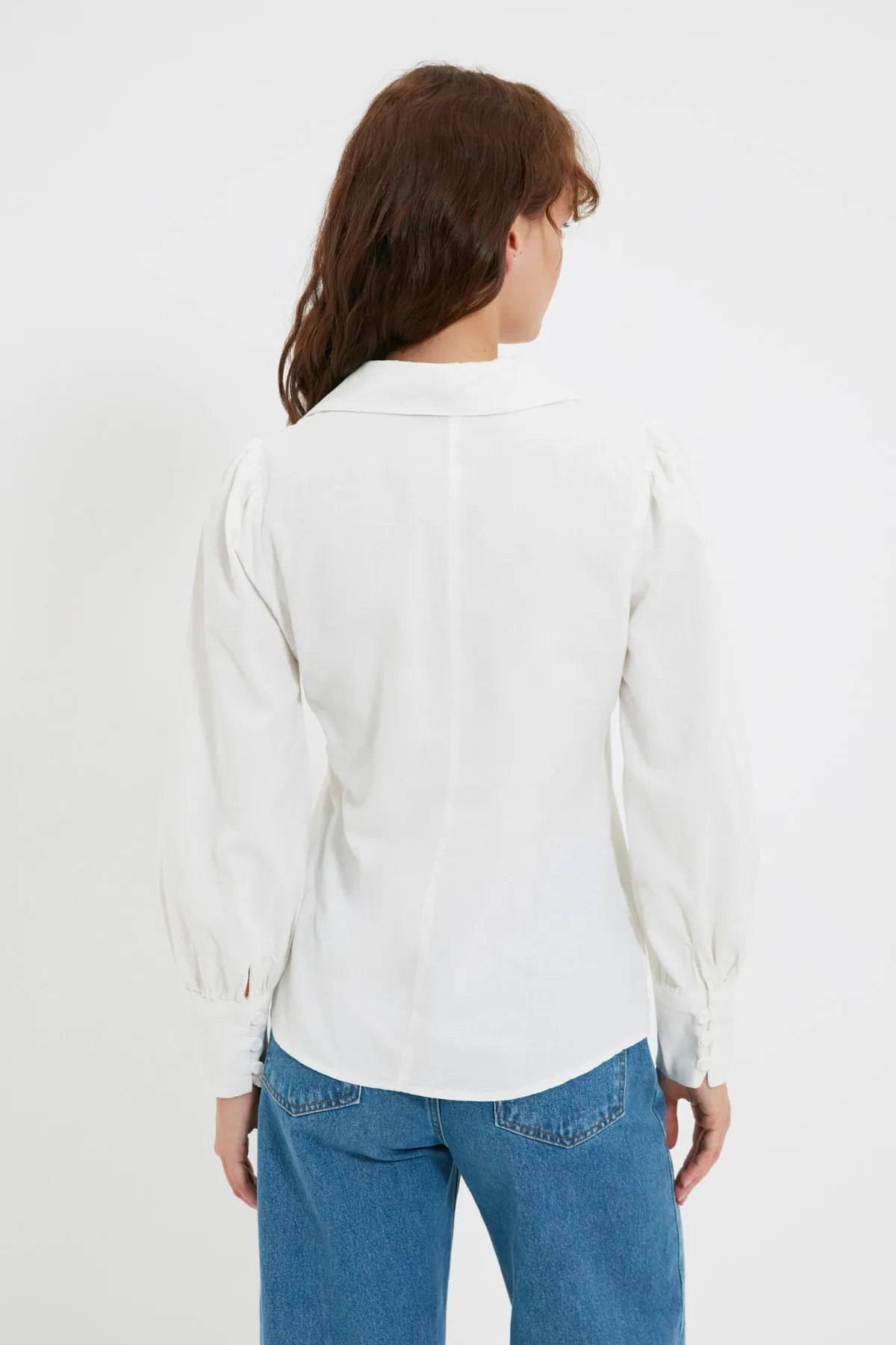 Trendyol Collection  Weißes Hemd mit Ballonärmeln aus Baumwolle - Regular Fit TWOSS20GO0065