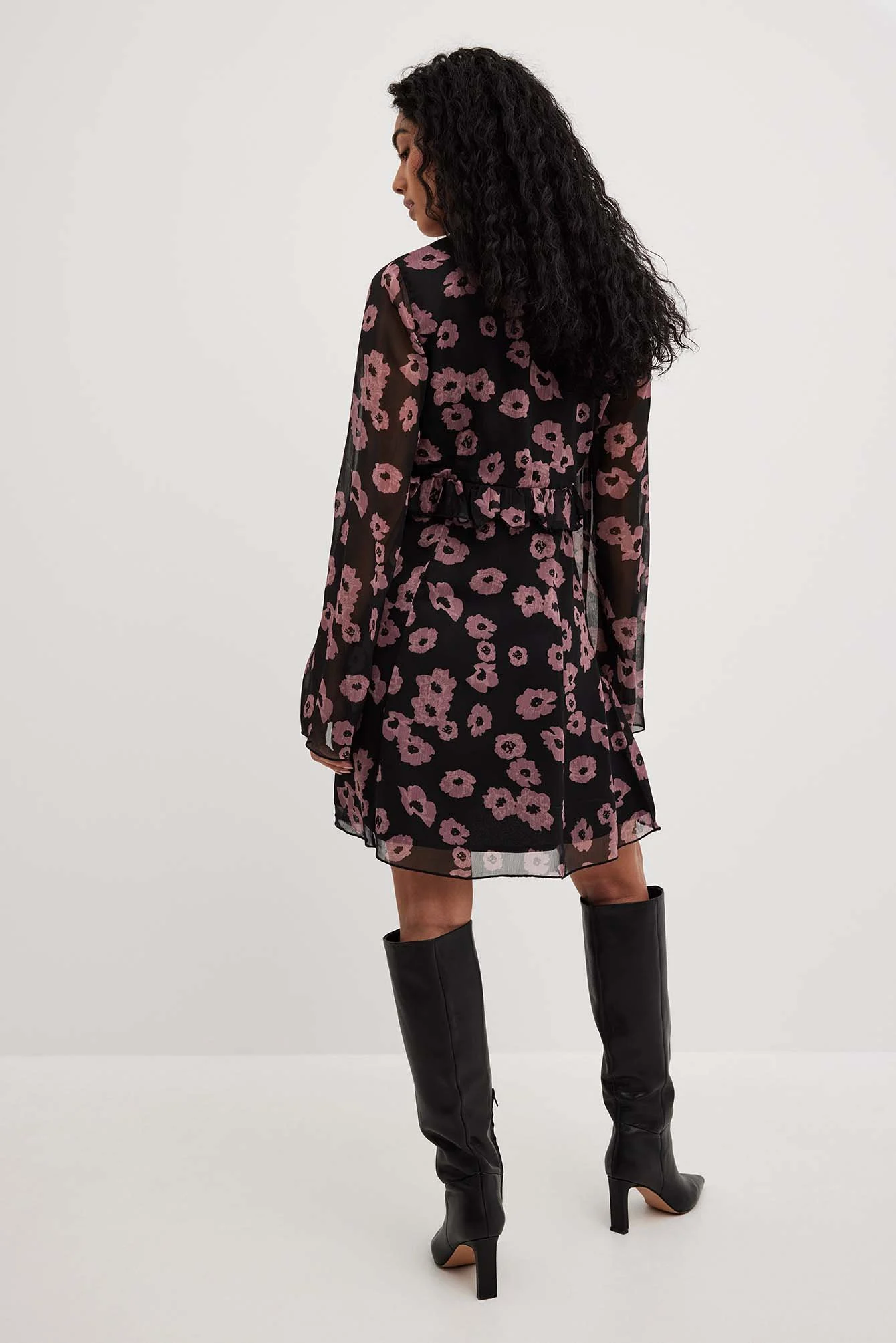Fließendes Minikleid mit Rüschendetail