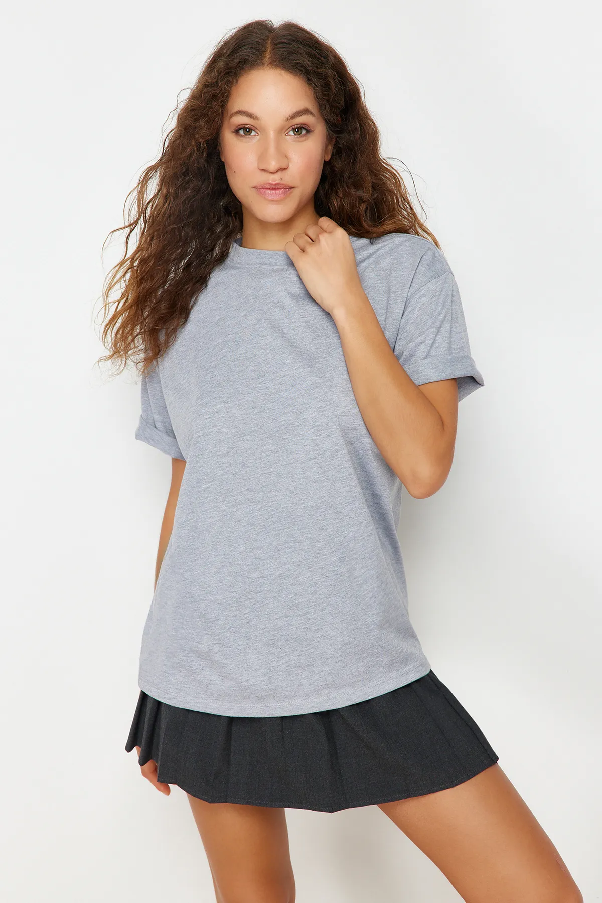 Trendyol Collection  Grau meliertes Premium-Strick-T-Shirt in Übergröße/weiter Passform mit Rundhalsausschnitt TWOSS23TS00040