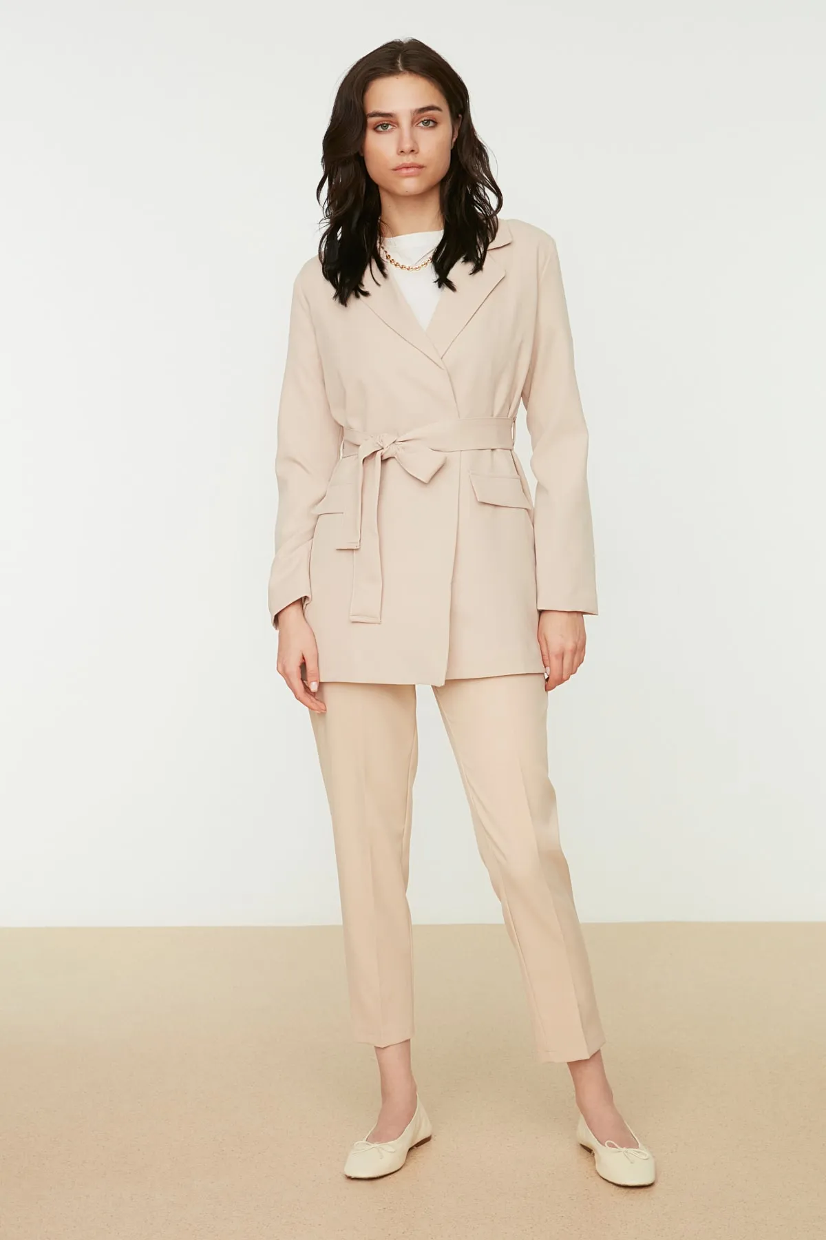 Trendyol Modest  Beigefarbene, gewebte Blazer-Jacke mit Taschendetail und Gürtel TCTAW22CK0031