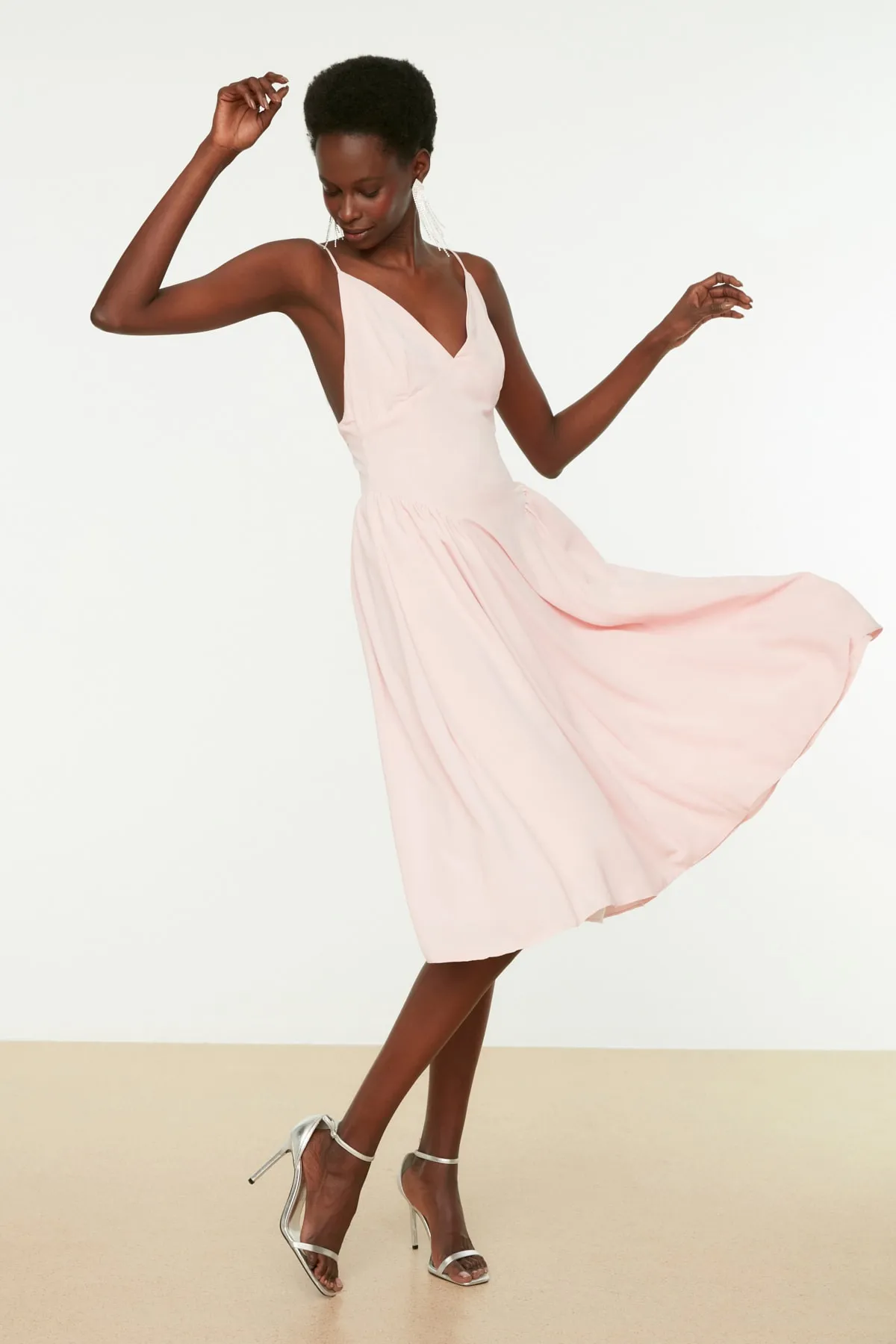 Trendyol Collection  Elegantes Abendkleid mit puderfarbenem Raffungsdetail TPRSS22EL0966