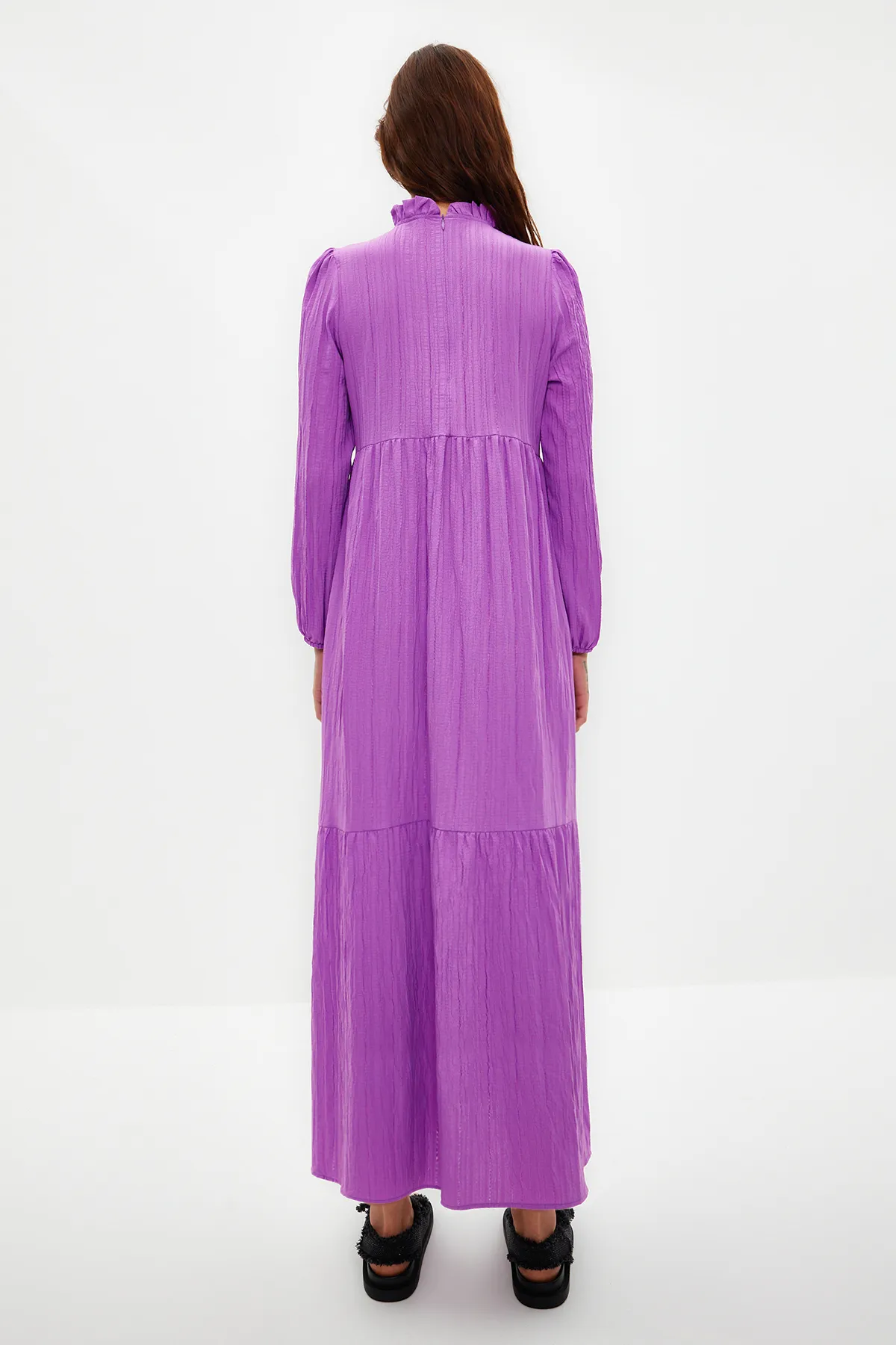 Trendyol Modest  Lilafarbenes, gewebtes Kleid in Crinkle-Optik mit hohem Kragen und weiter Passform TCTSS22EB00171