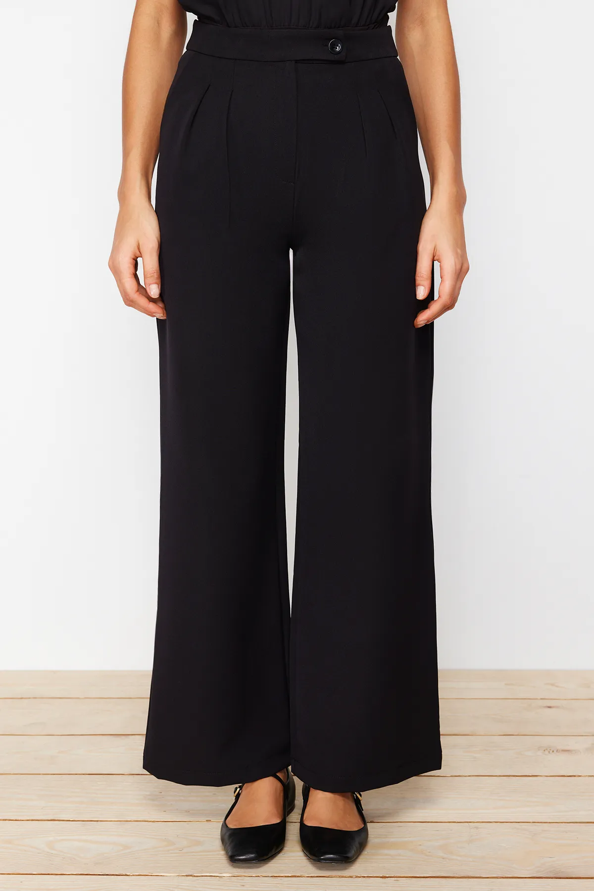 Trendyol Collection  Schwarze gewebte Hose mit weitem Bein und hoher Taille TWOAW22PL0066