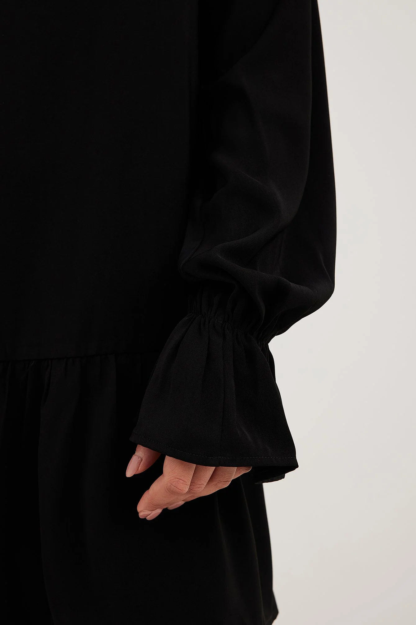 Minikleid mit offenem Rücken und Ärmeldetail