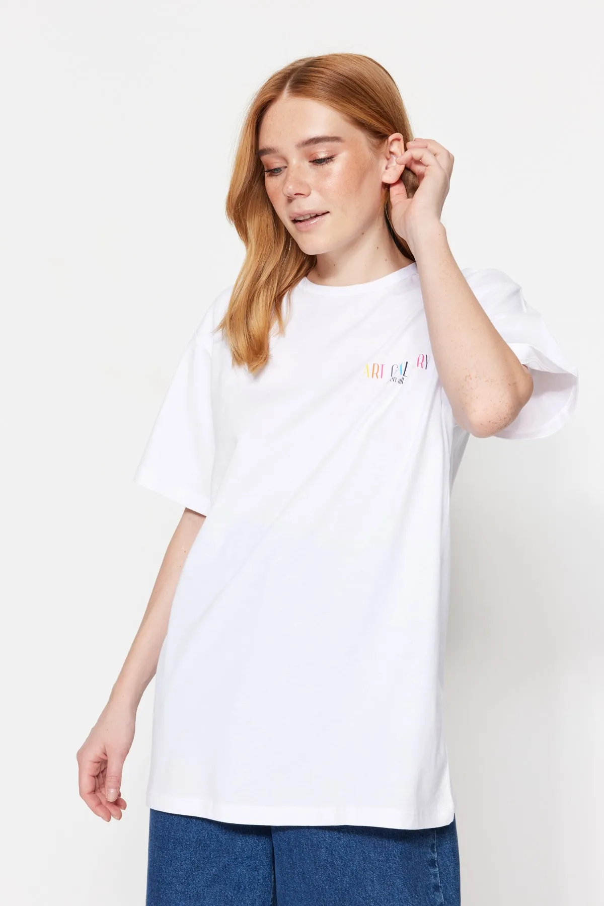 Trendyol Collection  Weißes, vorn und hinten bedrucktes Boyfriend-Strick-T-Shirt mit Rundhalsausschnitt aus 100 % Baumwolle TWOSS23TS00057