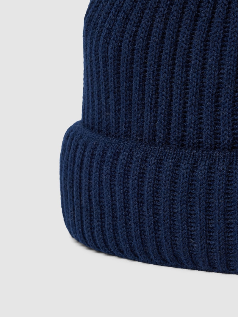 Beanie mit Umschlag aus Schurwoll-Mix in marineblau