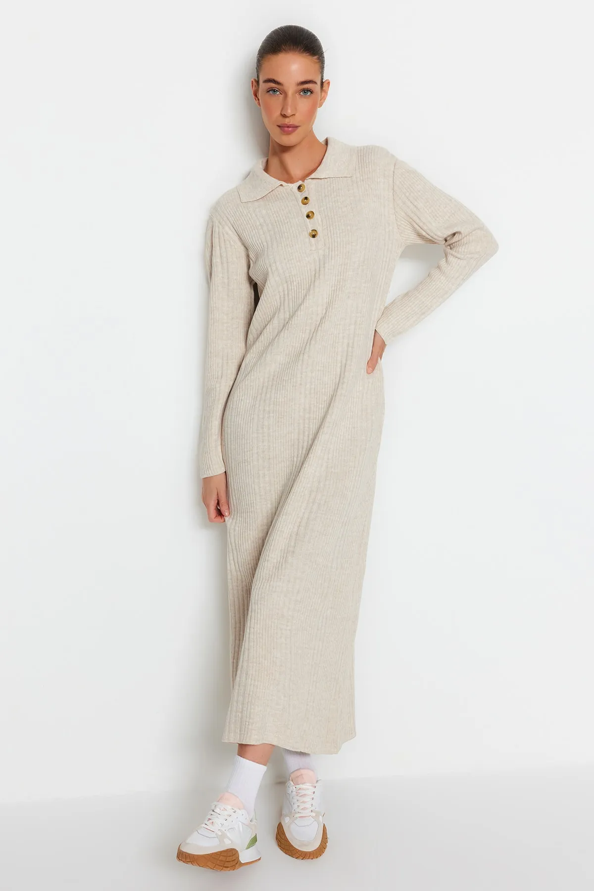 Trendyol Modest  Beiges, geripptes Strickkleid mit Polokragen und bequemer Passform TCTAW24EB00025