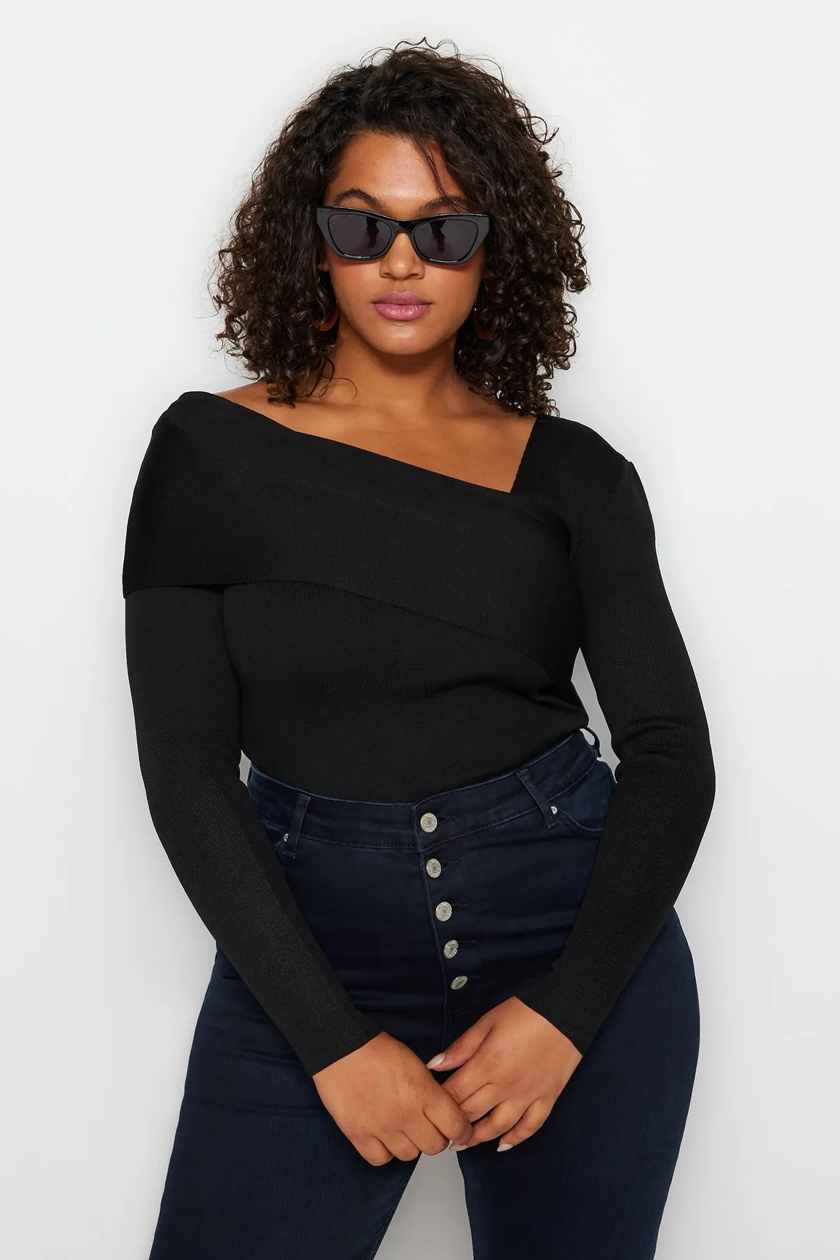 Trendyol Curve  Schwarzer Strickpullover mit asymmetrischem Kragen TBBAW24AN00018