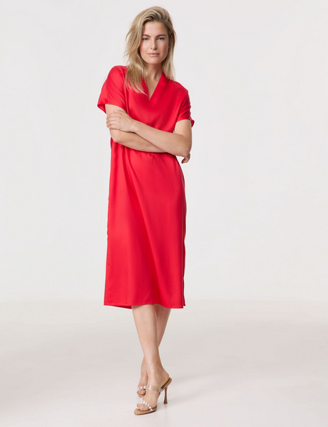 Fließendes Midikleid mit V-Ausschnitt