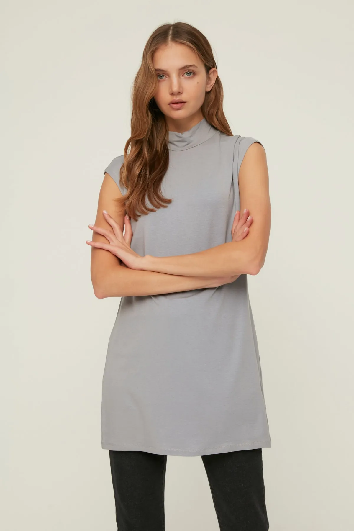Trendyol Modest  Schwarz-Graues 2er-Pack ärmellose Unterwäsche-Liner-Tunika mit Stehkragen TCTSS21UK0033
