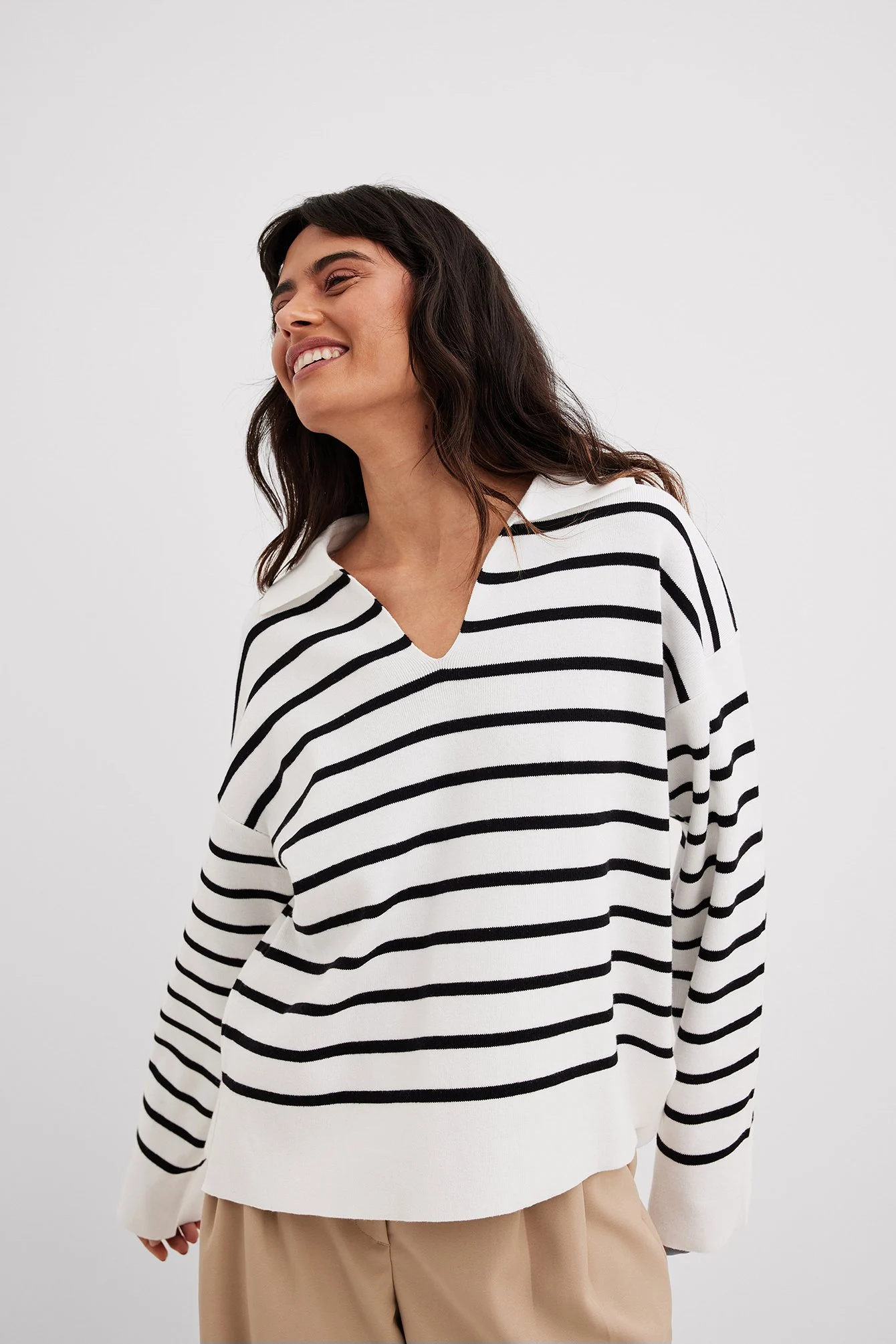 Gestreifter Pullover mit Strickkragen