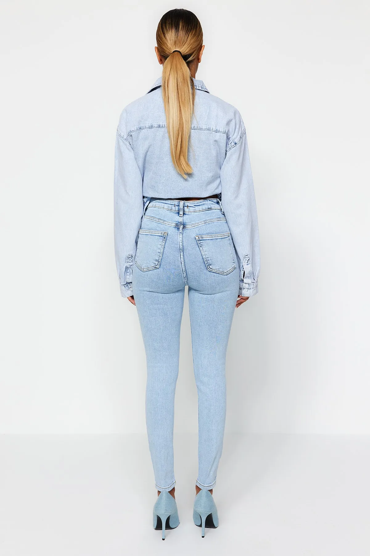 Trendyol Collection  Hellblaue Skinny Jeans mit hoher Taille TWOSS23JE00072