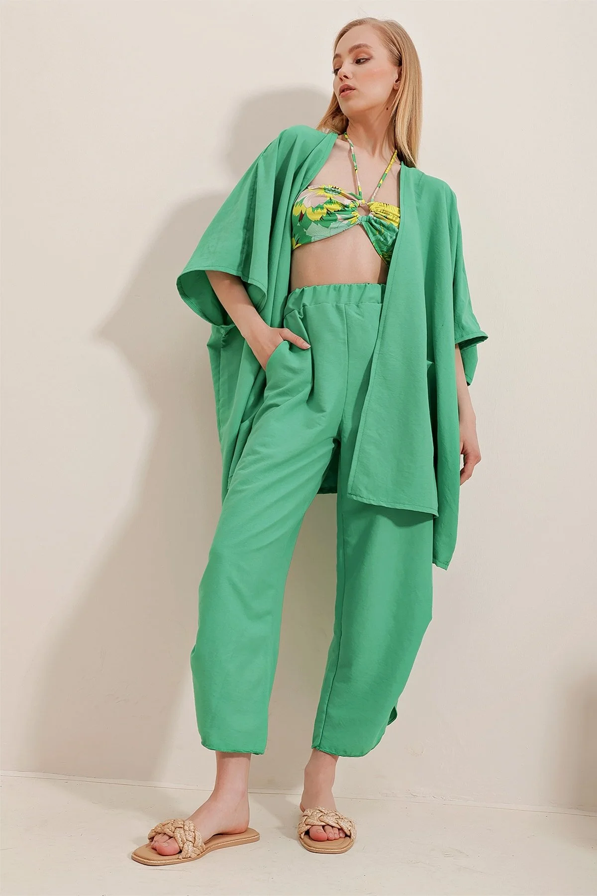 Trend Alaçatı Stili  Grünes Damen-Doppelset aus Hose und Jacke mit Beinschlitz und selbststrukturierter Struktur ALC-752-001