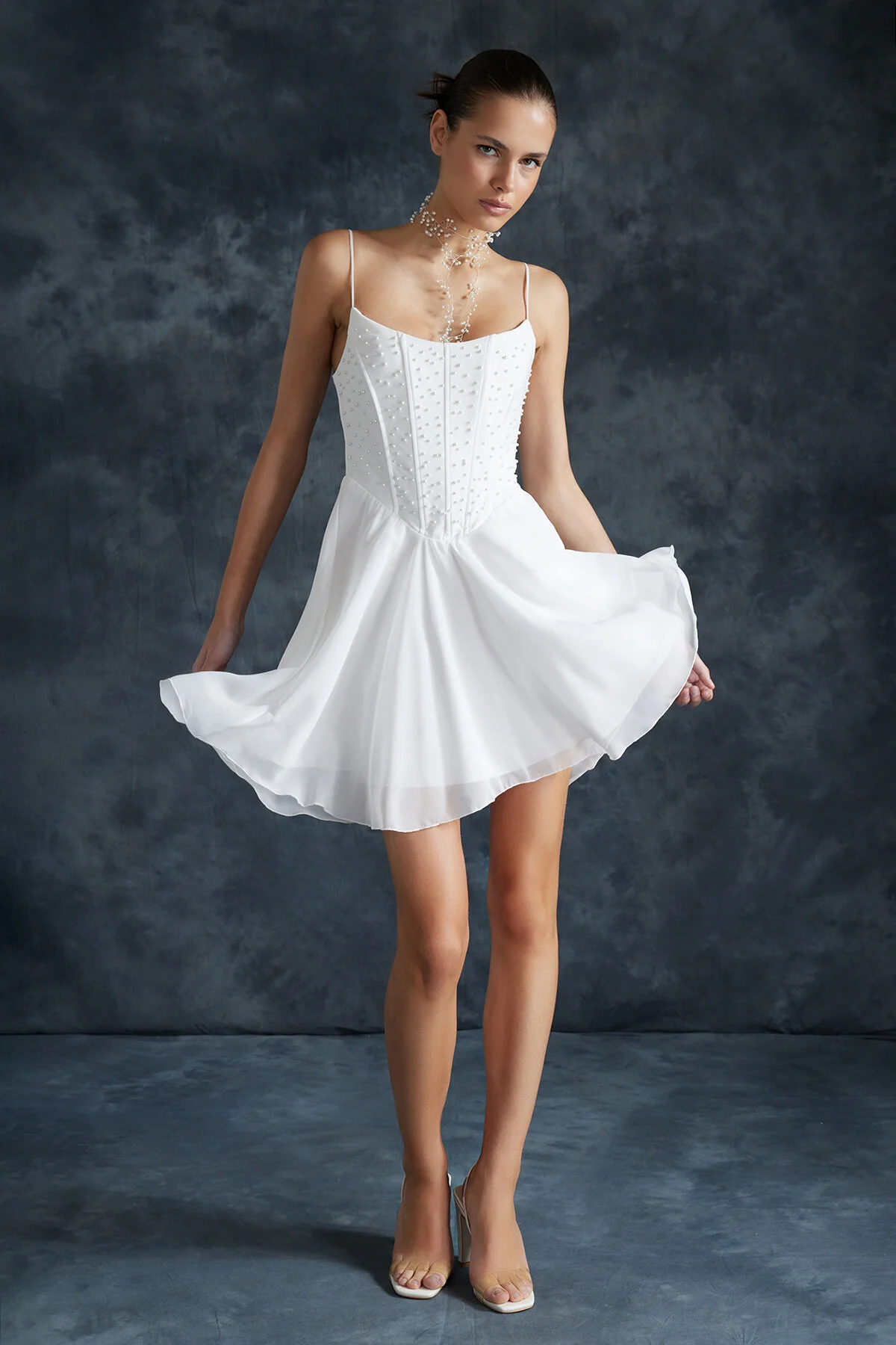 Trendyol Collection  Weißes, figurbetontes, gewebtes, gefüttertes, mit Perlen besetztes Braut-/Nikah-Elegantes Abendkleid TPRSS24EL00129