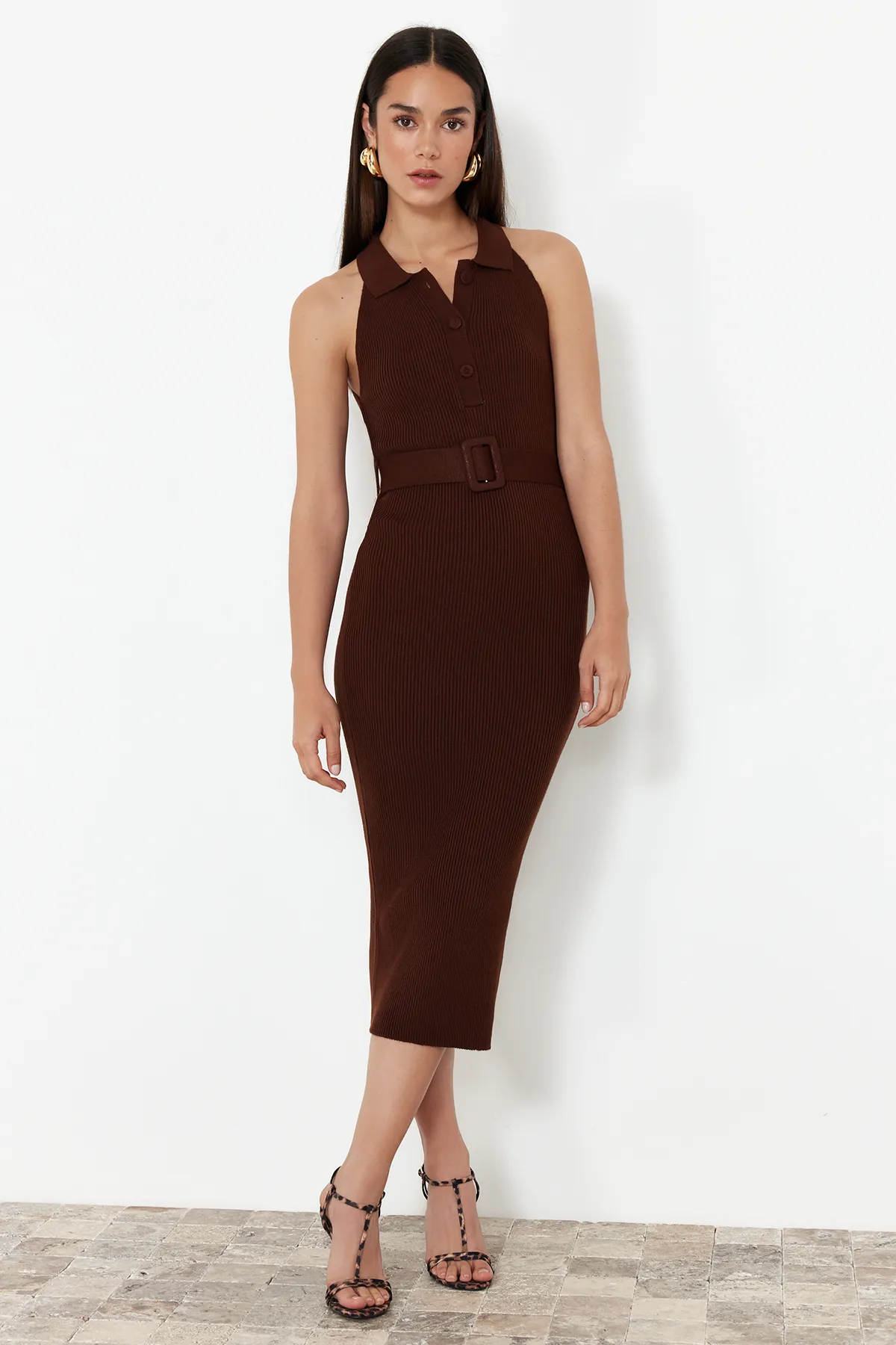 Trendyol Collection  Braunes Strick-Midikleid mit Gürteldetail TWOSS22EL1031