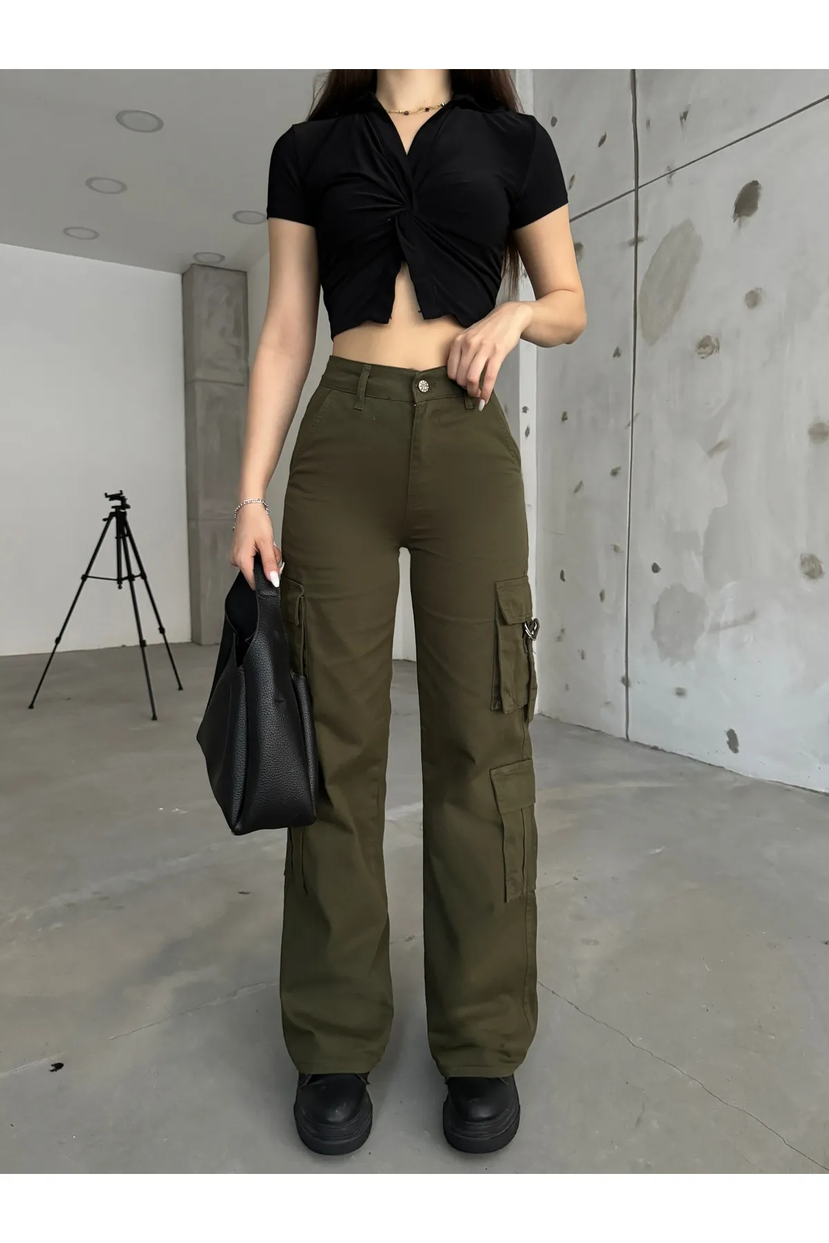 BİKELİFE  Khakifarbene Cargohose mit hohem Bund und mehreren Taschen und weitem Bein