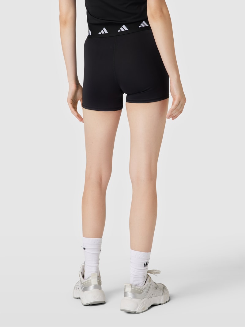 Tight Fit Shorts mit Label-Stitching in schwarz