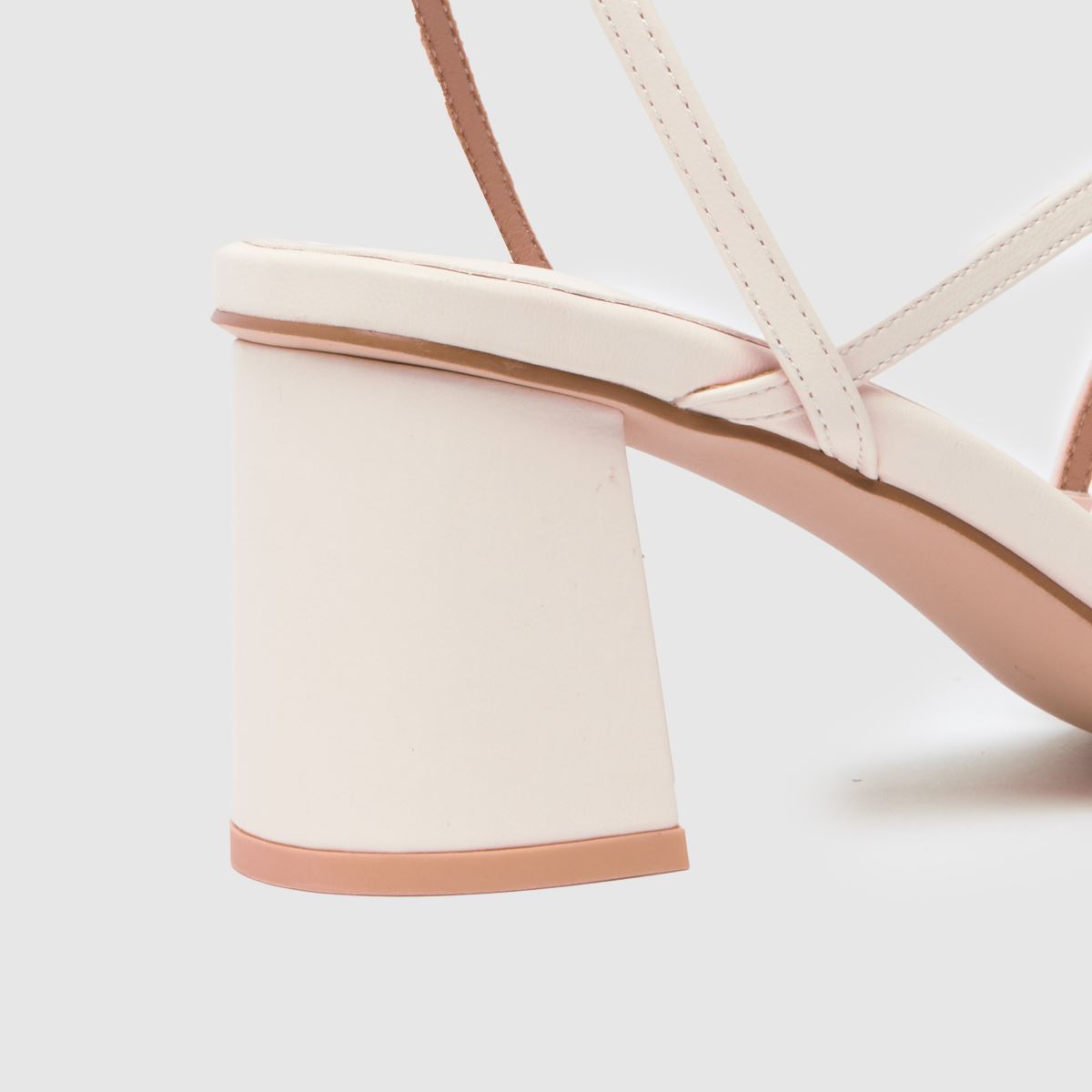 Schuh – Sully – Höga klackar med remmar i off-white