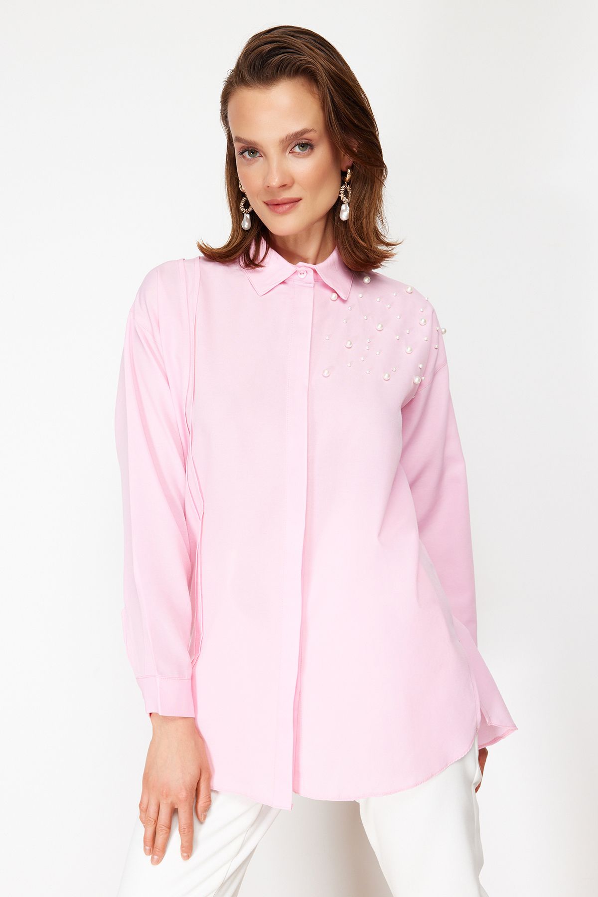 Trendyol Modest  Rosa Hemd aus gewebter Baumwolle mit Perlendetail TCTSS24TG00032
