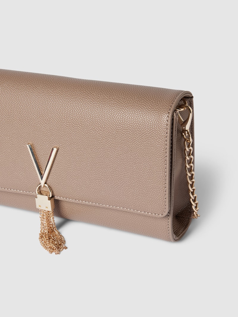 Clutch mit Label-Applikation Modell 'DIVINA' in taupe