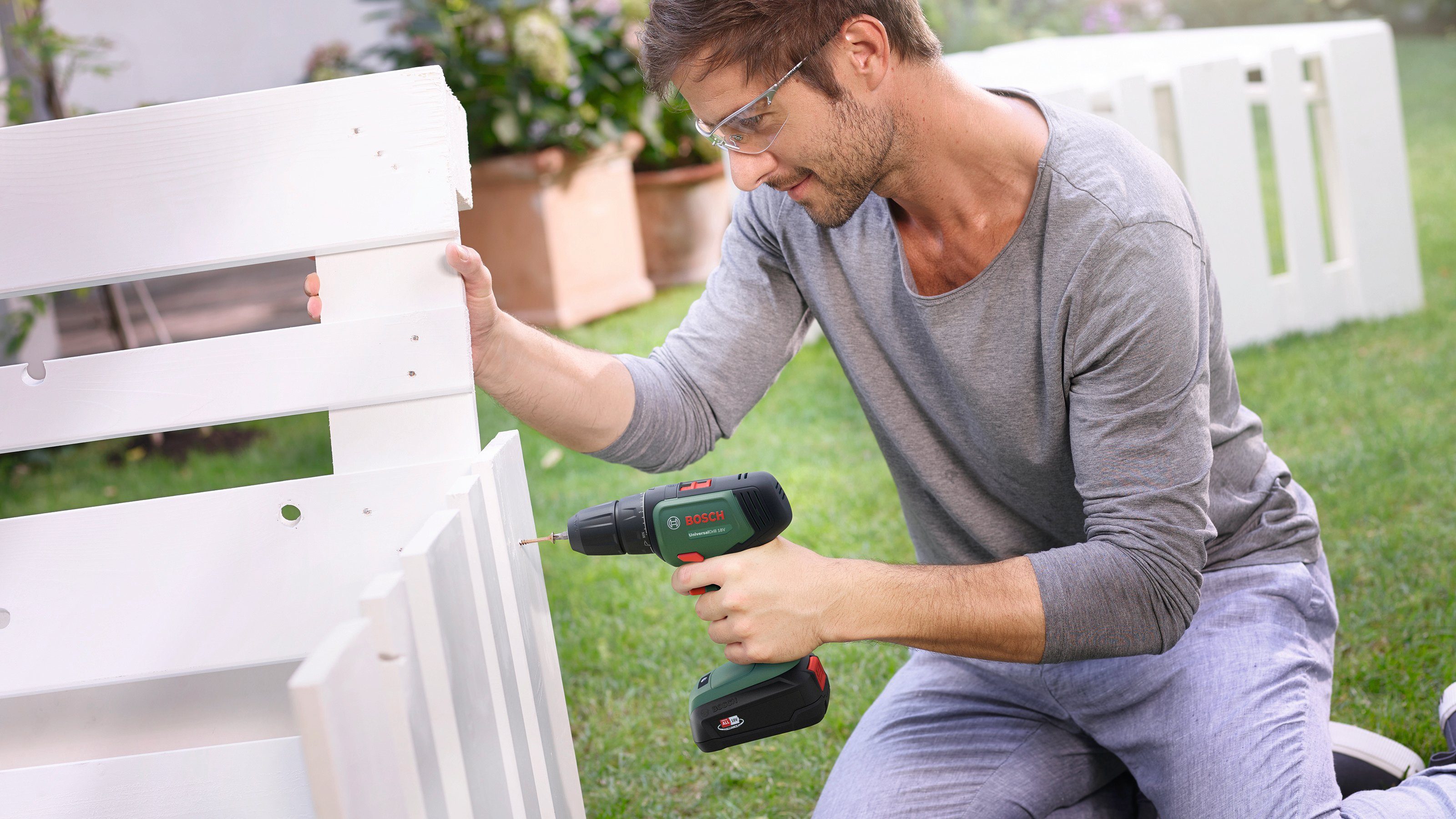 Bosch Home & Garden Akku-Schrauber Universaldrill 18V, 1450 U/min, 40 Nm, mit 2 Akkus und Ladegerät