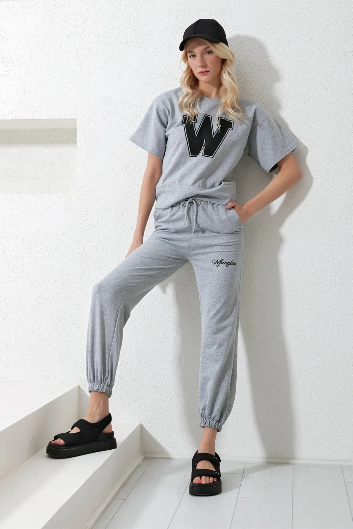 Trend Alaçatı Stili  Graues Trainingsanzug-Set mit Aufdruck für Damen ALC-X5889