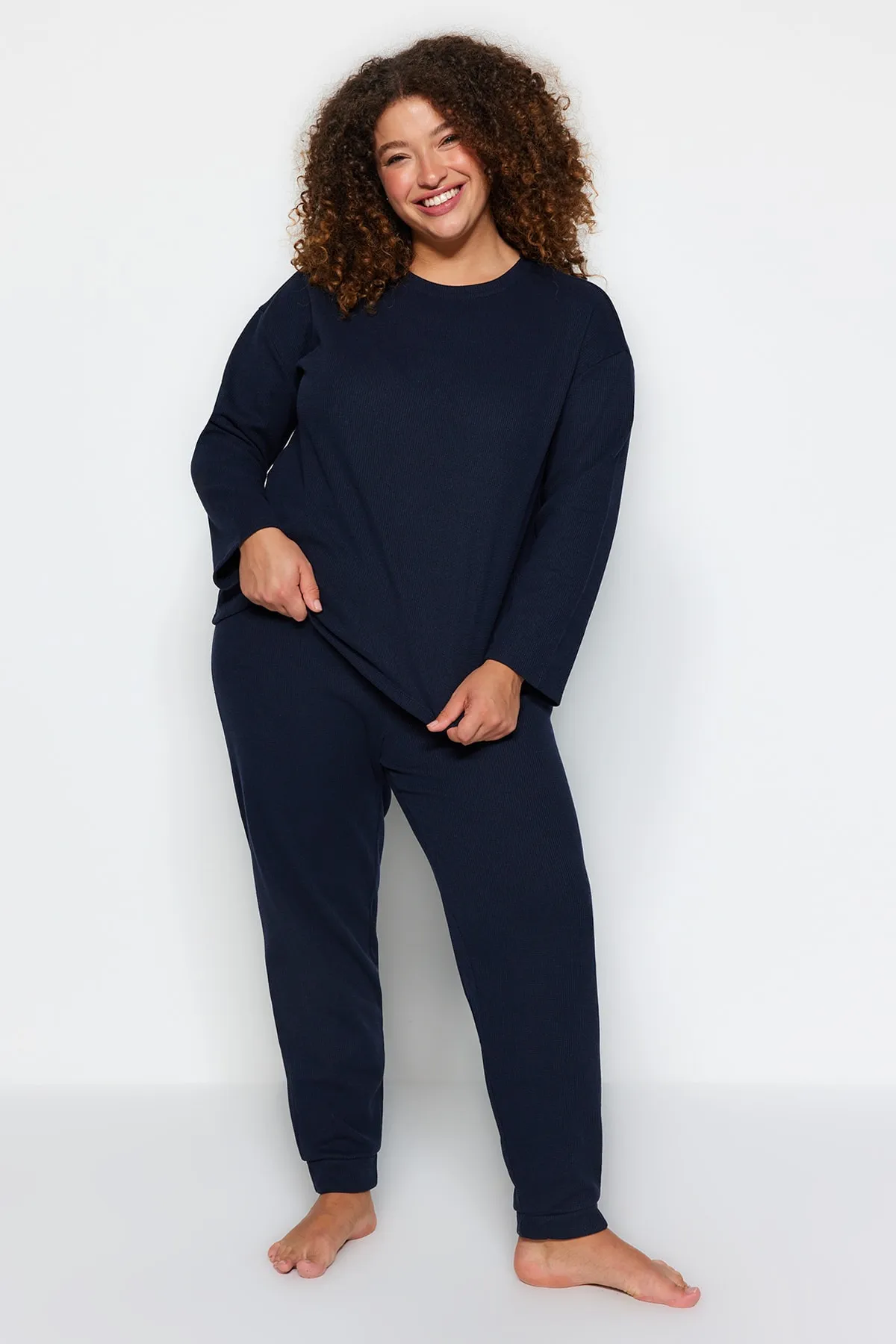 Trendyol Curve  Marineblaues Pyjama-Set aus strukturiertem Strick TBBAW24AI00000