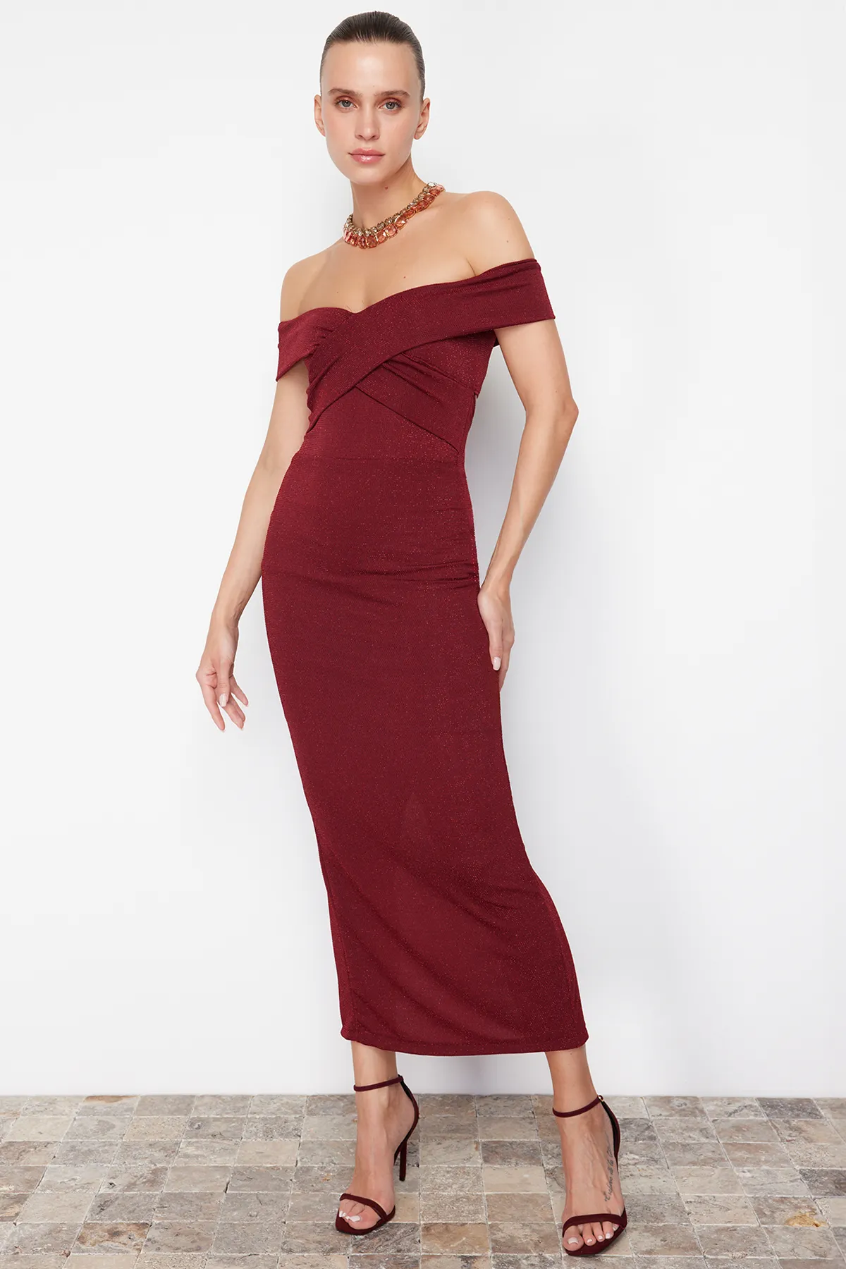 Trendyol Collection  Burgunderrotes Glitzer-Abendkleid aus Strick – Glitzer-Ausschnitt-Detail, TPRSS24EL00033