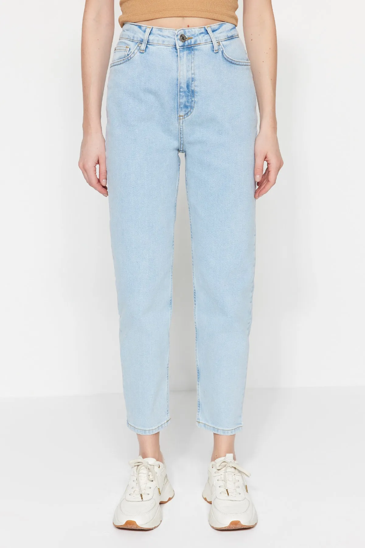 Trendyol Collection  Hellblaue Slim-Mom-Jeans mit hoher Taille TWOSS23JE00097